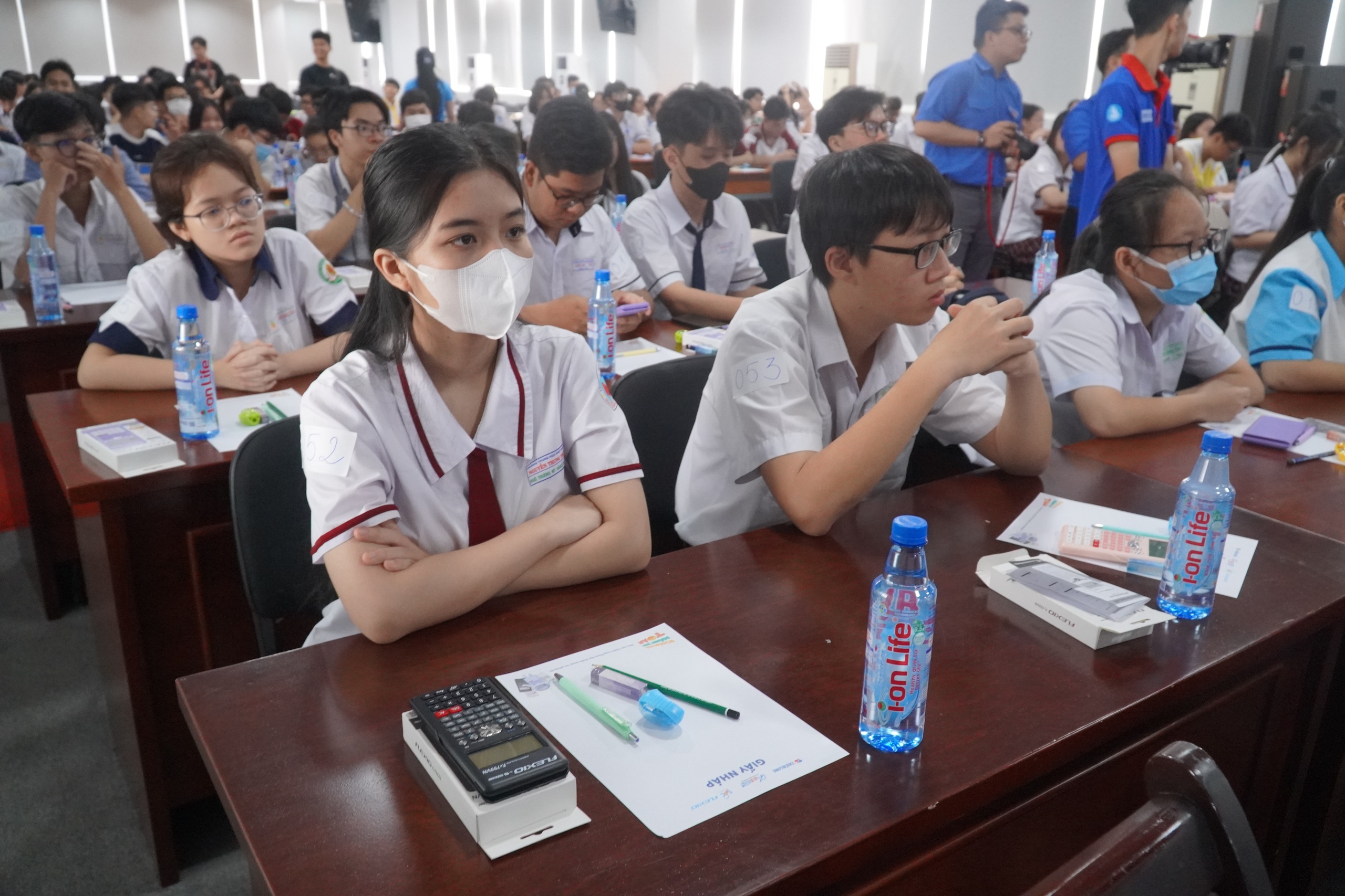 Học sinh lớp 12 hào hứng đổi máy tính cầm tay mới- Ảnh 6. Học sinh lớp 12 hào hứng đổi máy tính cầm tay mới- Ảnh 6.