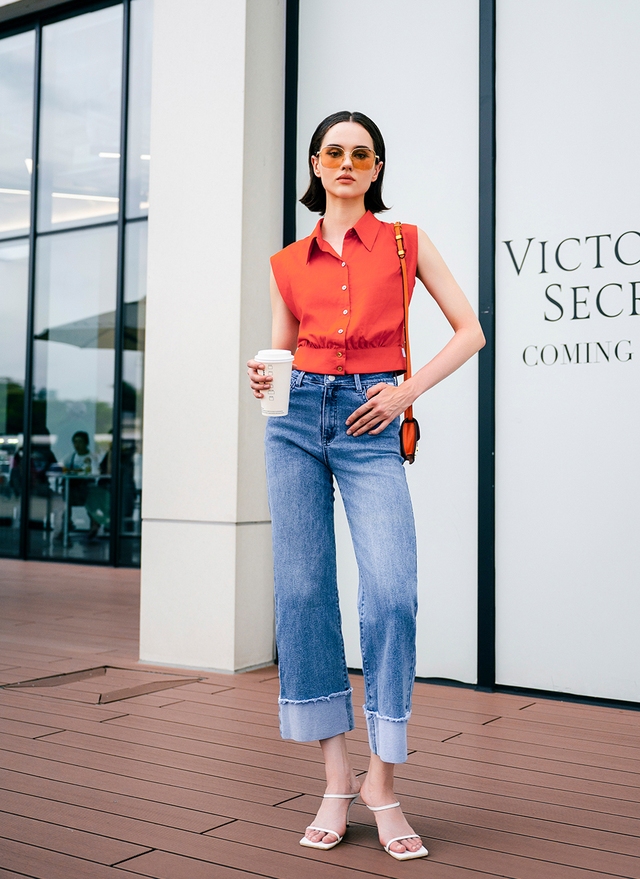 Công sở cuối hè vẫn chuộng áo sơ mi, quần jeans và váy liền đa năng- Ảnh 2. Công sở cuối hè vẫn chuộng áo sơ mi, quần jeans và váy liền đa năng- Ảnh 2.