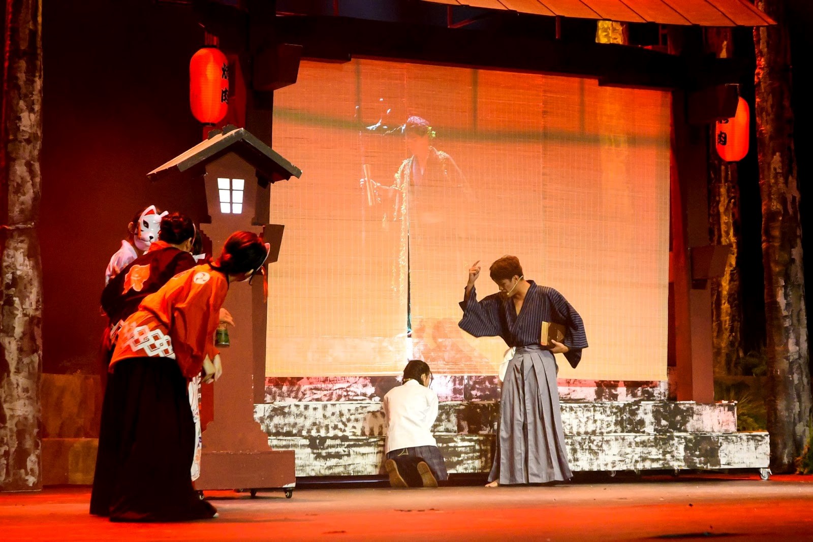 Học sinh Hà Nội ấn tượng với đêm nhạc kịch “Mưa bóng mây”- Ảnh 2. Học sinh Hà Nội ấn tượng với đêm nhạc kịch “Mưa bóng mây”- Ảnh 2.