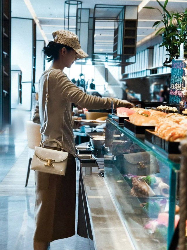 Triệu Lệ Dĩnh gây sốt với tủ đồ ngày hè khi lên cân trông thấy- Ảnh 3. Triệu Lệ Dĩnh gây sốt với tủ đồ ngày hè khi lên cân trông thấy- Ảnh 3.