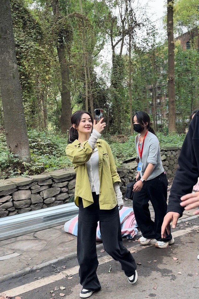 Triệu Lệ Dĩnh gây sốt với tủ đồ ngày hè khi lên cân trông thấy- Ảnh 8. Triệu Lệ Dĩnh gây sốt với tủ đồ ngày hè khi lên cân trông thấy- Ảnh 8.