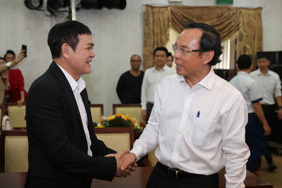 Bí thư Thành ủy TP HCM Nguyễn Văn Nên trao đổi với nghệ sĩ Quốc Thảo Bí thư Thành ủy TP HCM Nguyễn Văn Nên trao đổi với nghệ sĩ Quốc Thảo