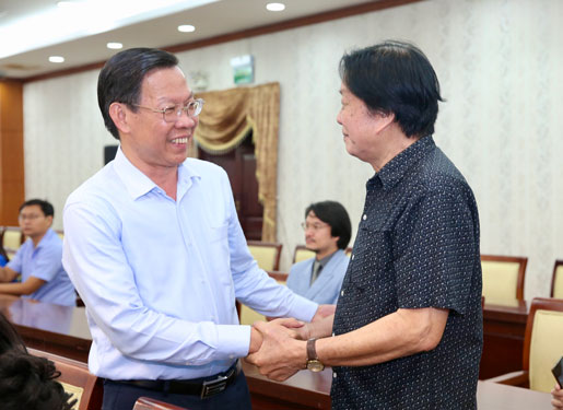 Chủ tịch UBND TP HCM Phan Văn Mãi thăm hỏi NSND Trọng Hữu Chủ tịch UBND TP HCM Phan Văn Mãi thăm hỏi NSND Trọng Hữu