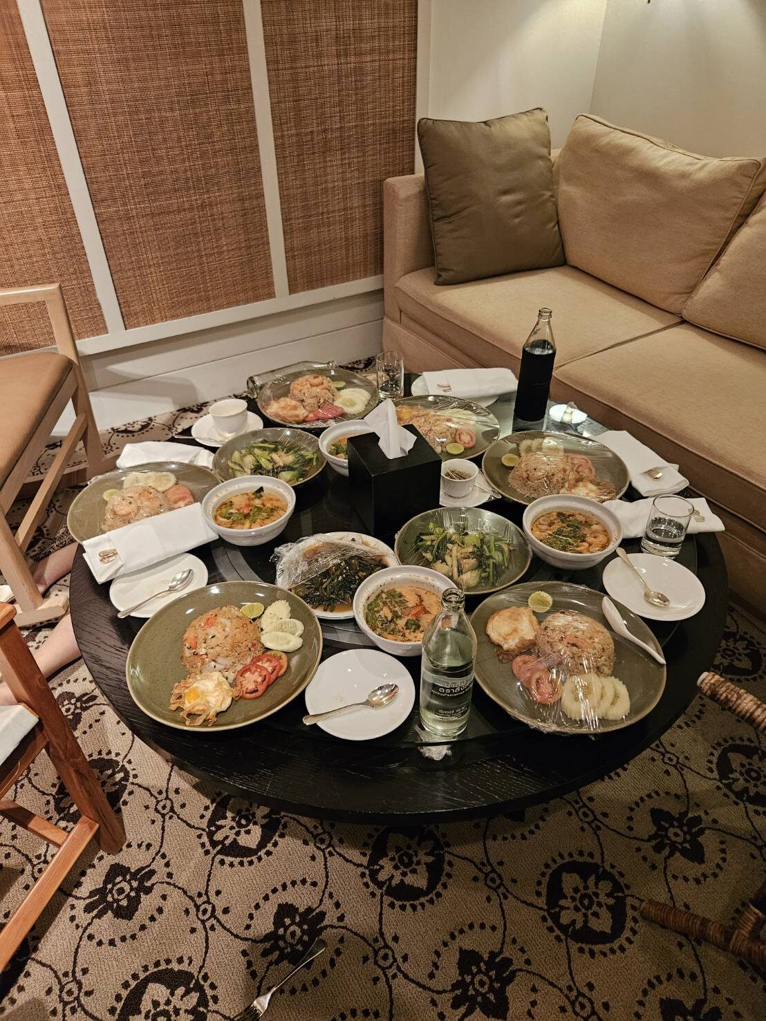 Cảnh sát đang khám nghiệm tử thi để xem các nạn nhân đã ăn gì. Ảnh: Matichon Cảnh sát đang khám nghiệm tử thi để xem các nạn nhân đã ăn gì. Ảnh: Matichon
