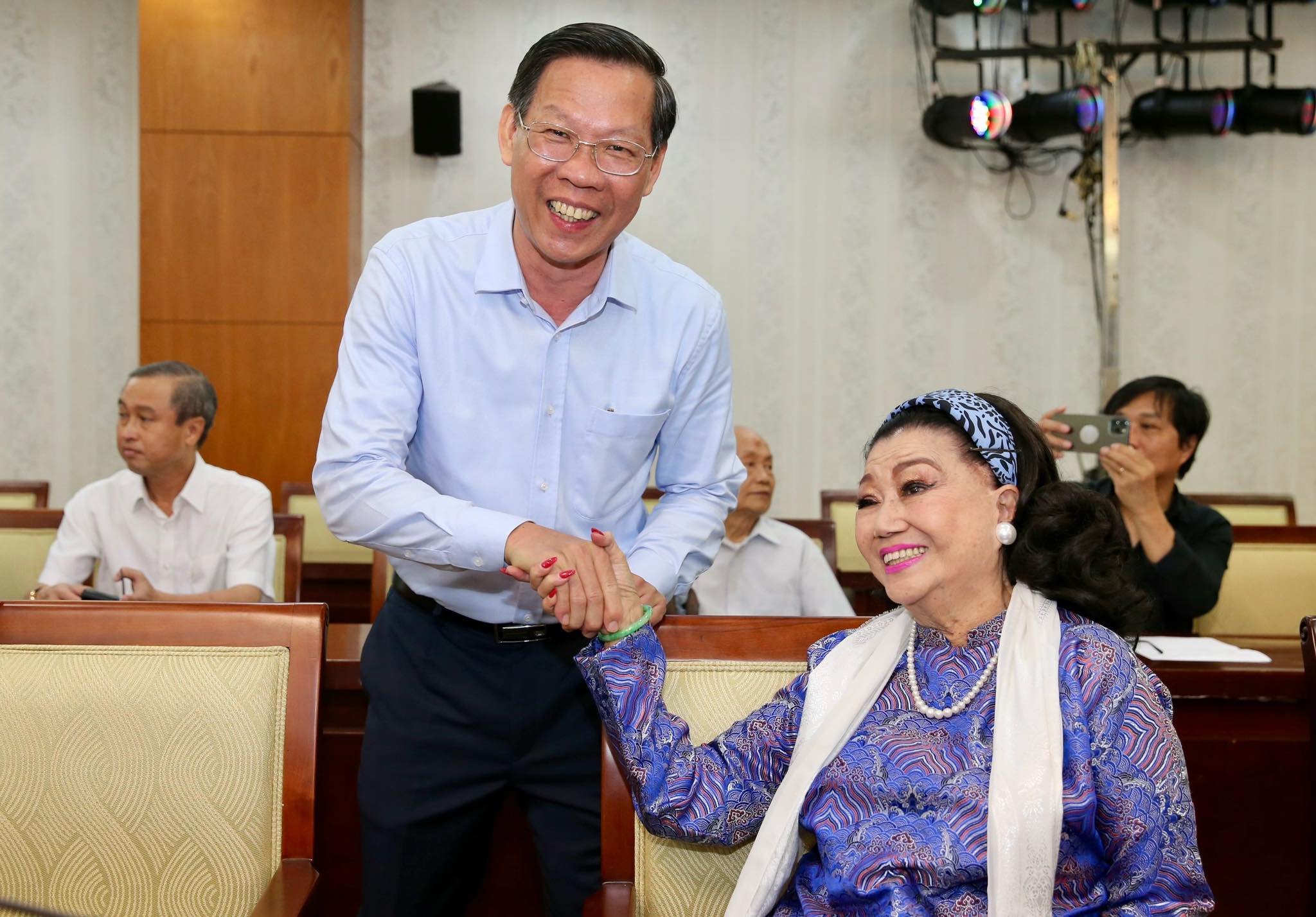 Lãnh đạo TP HCM gặp gỡ văn nghệ sĩ đầu xuân 2024- Ảnh 10. Lãnh đạo TP HCM gặp gỡ văn nghệ sĩ đầu xuân 2024- Ảnh 10.