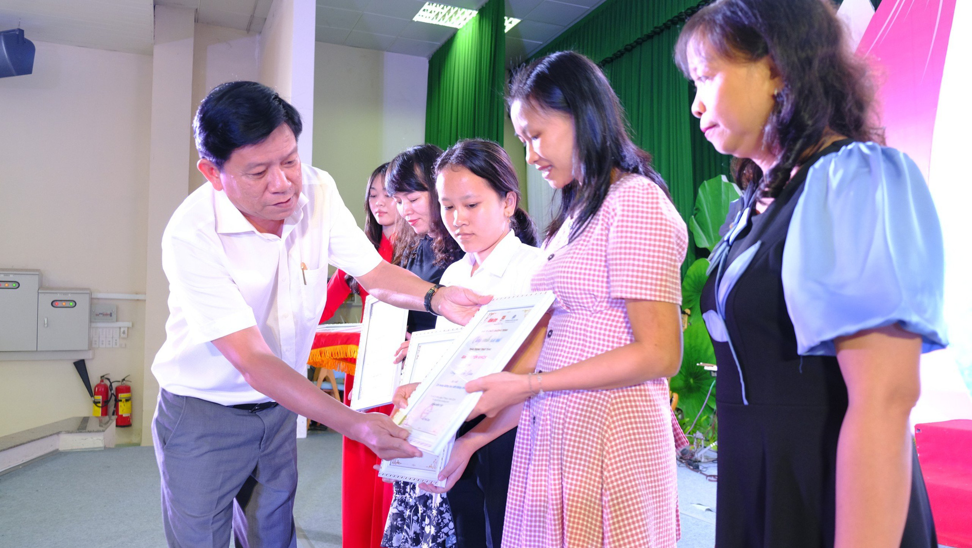 Chắp cánh ước mơ vươn tới tương lai cho học sinh miền Tây- Ảnh 8. Nhà báo Hoàng Trí Dũng - trưởng văn phòng đại diện báo Tuổi Trẻ vùng Tây Nam Bộ - trao giải cho các tác giả có bài viết xúc động giới thiệu gương học sinh có hoàn cảnh khó khăn học giỏi cho chương trình - Ảnh: ĐẶNG TUYẾT