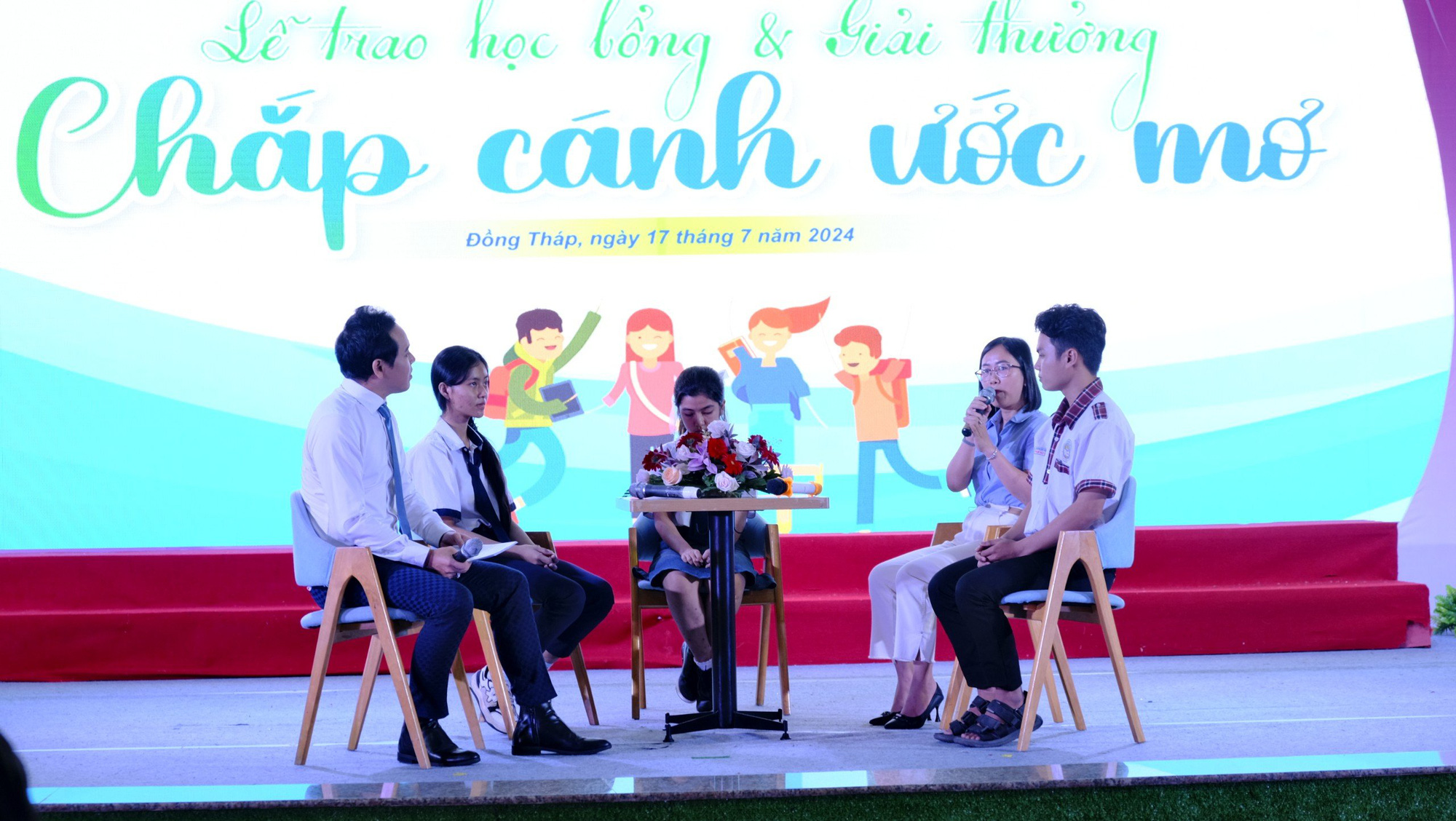 Chắp cánh ước mơ vươn tới tương lai cho học sinh miền Tây- Ảnh 9. Buổi giao lưu với hai bạn học sinh Phạm Quốc Bảo và Nguyễn Thị Kim Thảo đã làm lay động cả hội trường vì nghị lực vượt khó của các em như những đóa hoa vươn mình mạnh mẽ giữa cuộc đời - Ảnh: ĐẶNG TUYẾT