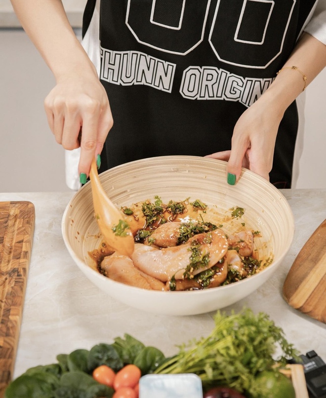 Kỳ Duyên trổ tài làm đồ ăn giảm cân đẹp mắt, khiến cộng đồng mạng 'ngả mũ thán phục'- Ảnh 8. Kỳ Duyên trổ tài làm đồ ăn giảm cân đẹp mắt, khiến cộng đồng mạng 'ngả mũ thán phục'- Ảnh 8.