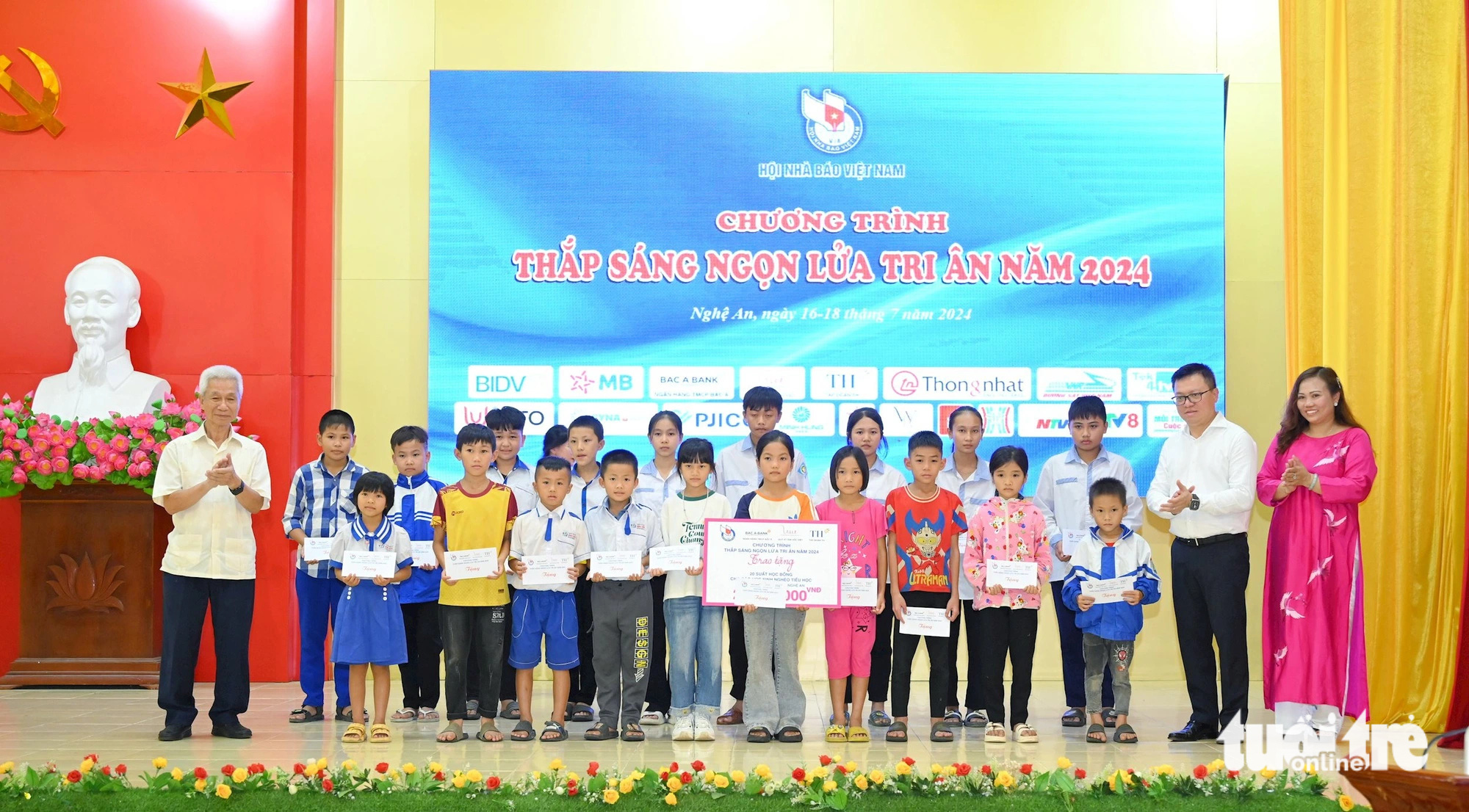 Hội Nhà báo Việt Nam tổ chức 'Thắp sáng ngọn lửa tri ân'- Ảnh 3. Ban tổ chức chương trình "Thắp sáng ngọn lửa tri ân" năm 2024 trao các suất học bổng cho các em học sinh nghèo vượt khó - Ảnh: DOÃN HÒA
