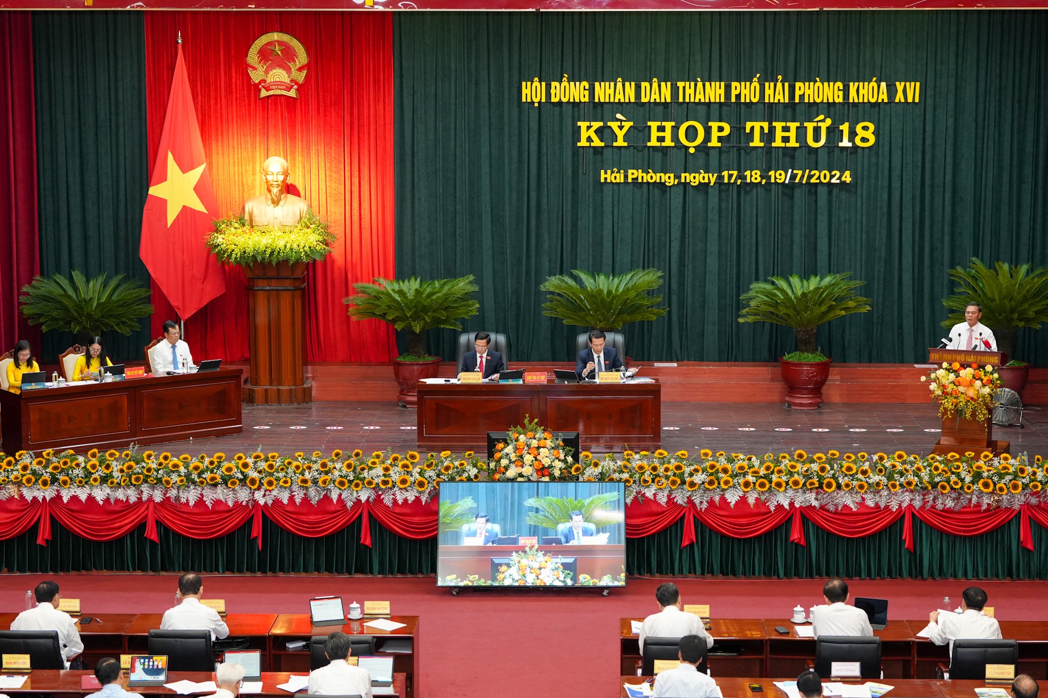 Chủ tịch Quốc hội: Hải Phòng có nhiều điều kiện để bứt phá- Ảnh 3. Chủ tịch Quốc hội: Hải Phòng có nhiều điều kiện để bứt phá- Ảnh 3.