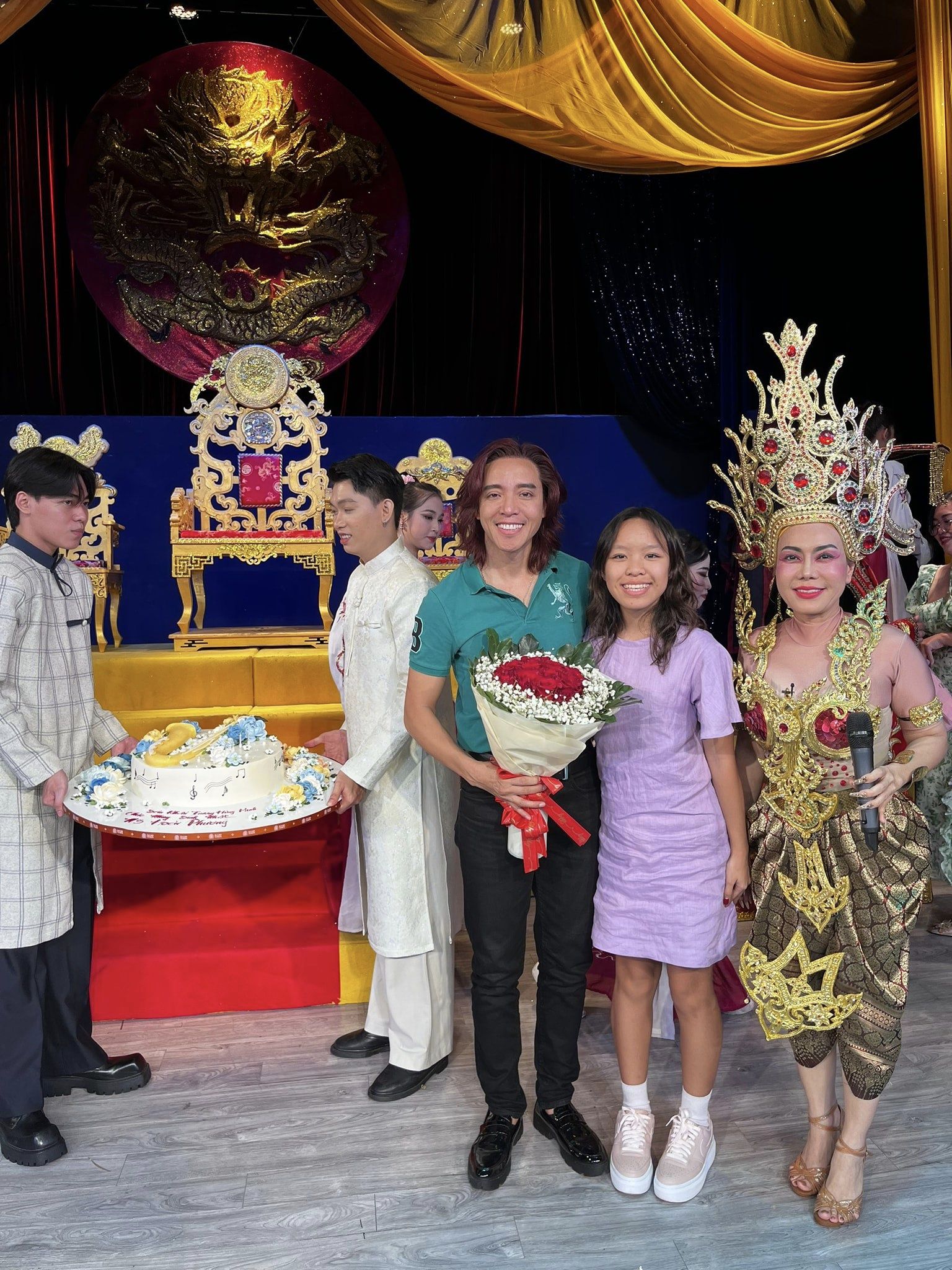 Minh Nhí, Việt Hương mừng sinh nhật nhạc sĩ Nguyễn Hoài Phương sau suất diễn Minh Nhí, Việt Hương mừng sinh nhật nhạc sĩ Nguyễn Hoài Phương sau suất diễn