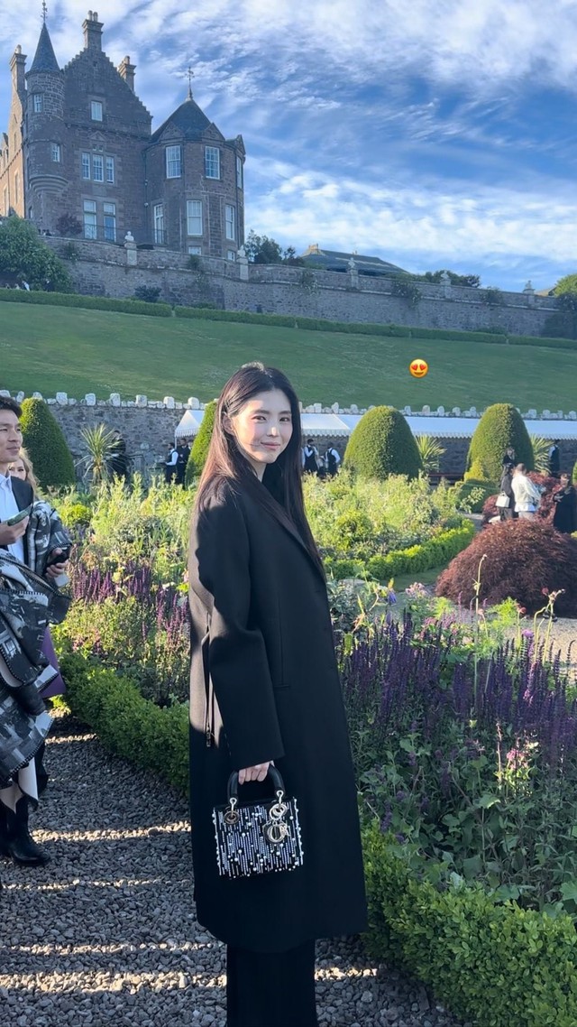 Han So Hee và Anya Taylor-Joy lên đồ nguyên tông đen, thần sắc 'bất phân thắng bại'- Ảnh 4. Han So Hee và Anya Taylor-Joy lên đồ nguyên tông đen, thần sắc 'bất phân thắng bại'- Ảnh 4.