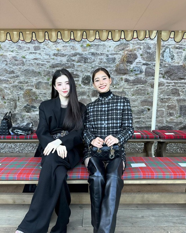 Han So Hee và Anya Taylor-Joy lên đồ nguyên tông đen, thần sắc 'bất phân thắng bại'- Ảnh 5. Han So Hee và Anya Taylor-Joy lên đồ nguyên tông đen, thần sắc 'bất phân thắng bại'- Ảnh 5.