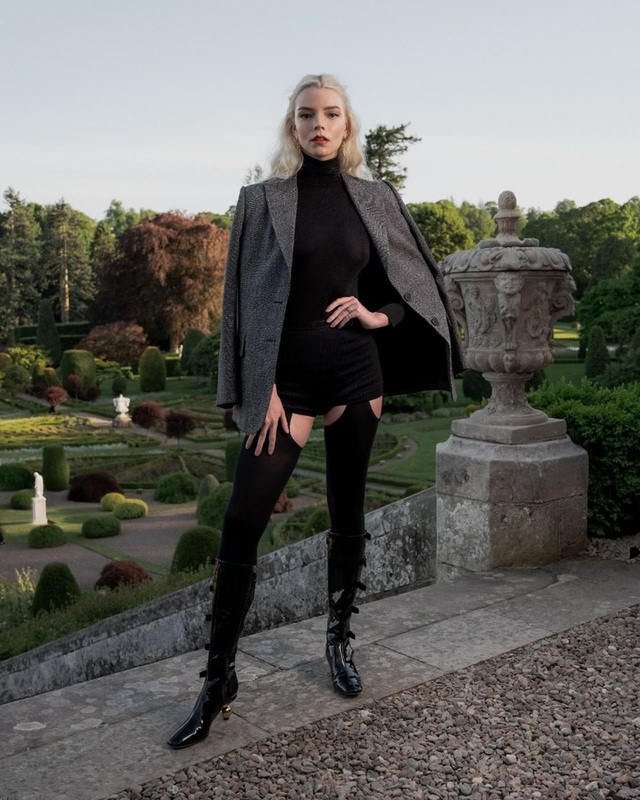 Han So Hee và Anya Taylor-Joy lên đồ nguyên tông đen, thần sắc 'bất phân thắng bại'- Ảnh 6. Han So Hee và Anya Taylor-Joy lên đồ nguyên tông đen, thần sắc 'bất phân thắng bại'- Ảnh 6.