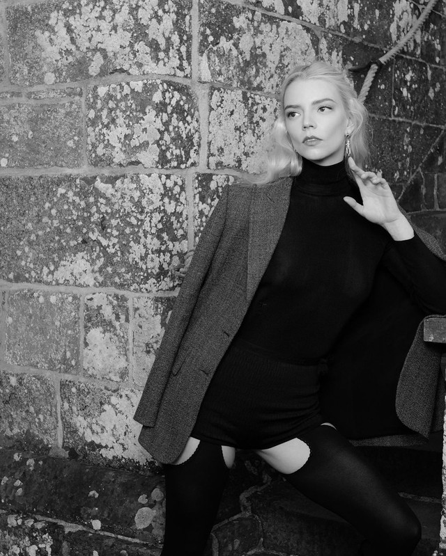 Han So Hee và Anya Taylor-Joy lên đồ nguyên tông đen, thần sắc 'bất phân thắng bại'- Ảnh 7. Han So Hee và Anya Taylor-Joy lên đồ nguyên tông đen, thần sắc 'bất phân thắng bại'- Ảnh 7.