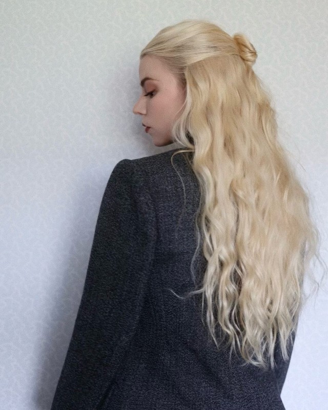 Han So Hee và Anya Taylor-Joy lên đồ nguyên tông đen, thần sắc 'bất phân thắng bại'- Ảnh 8. Han So Hee và Anya Taylor-Joy lên đồ nguyên tông đen, thần sắc 'bất phân thắng bại'- Ảnh 8.