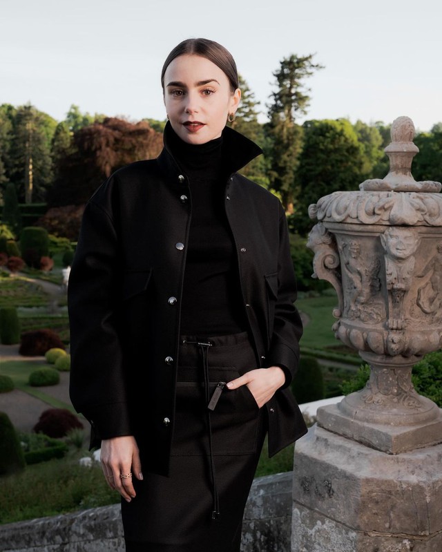 Han So Hee và Anya Taylor-Joy lên đồ nguyên tông đen, thần sắc 'bất phân thắng bại'- Ảnh 10. Han So Hee và Anya Taylor-Joy lên đồ nguyên tông đen, thần sắc 'bất phân thắng bại'- Ảnh 10.