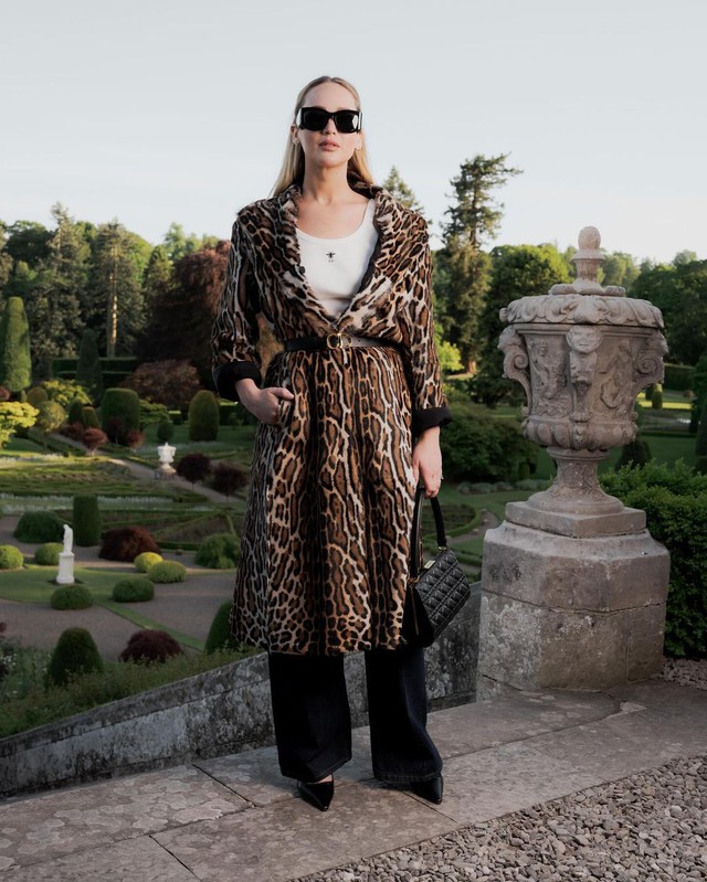 Han So Hee và Anya Taylor-Joy lên đồ nguyên tông đen, thần sắc 'bất phân thắng bại'- Ảnh 11. Han So Hee và Anya Taylor-Joy lên đồ nguyên tông đen, thần sắc 'bất phân thắng bại'- Ảnh 11.