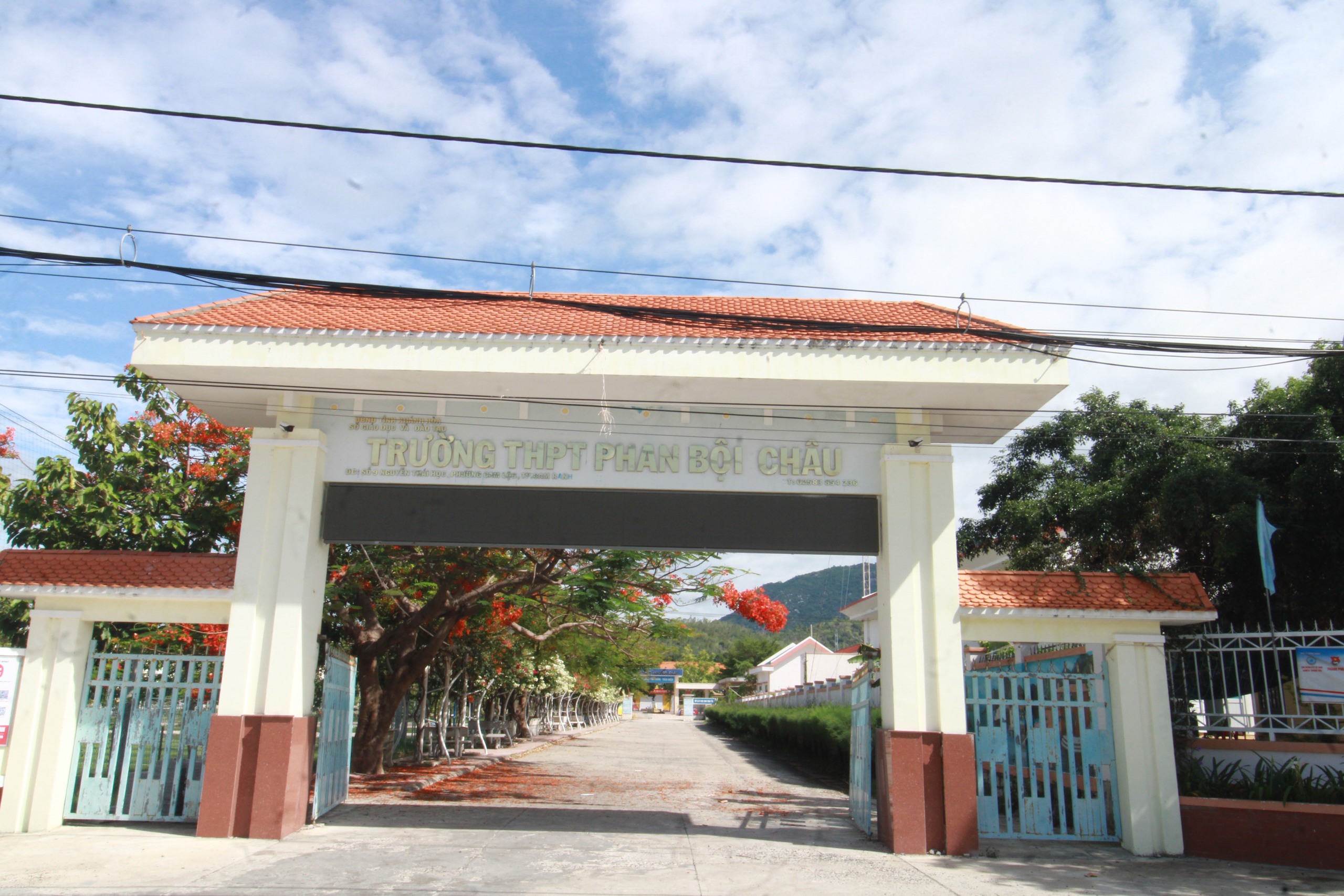Nhìn mẹ làm nông vất vả, nam sinh Khánh Hòa quyết học tập, trở thành thủ khoa tốt nghiệp THPT- Ảnh 2. Nhìn mẹ làm nông vất vả, nam sinh Khánh Hòa quyết học tập, trở thành thủ khoa tốt nghiệp THPT- Ảnh 2.