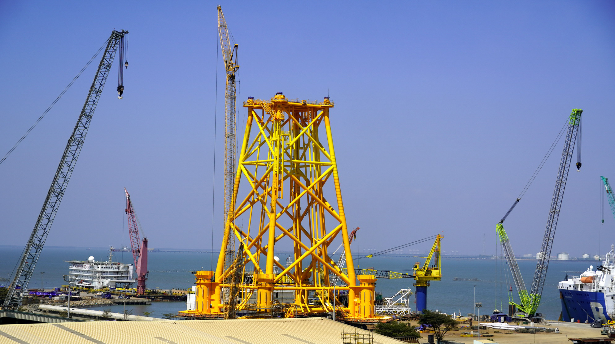 Phát triển kinh tế xanh Đông Nam Bộ, doanh nghiệp than khó ở đất đai và hành chính- Ảnh 2. Chế tạo chân đế điện gió ngoài khơi xuất khẩu. Phát triển điện gió ngoài khơi là phát triển kinh tế xanh, kinh tế biển xanh - Ảnh: ĐÔNG HÀ
