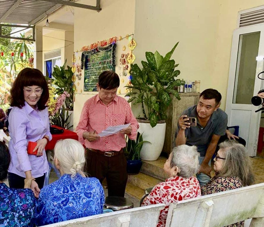 Kim Tiểu Long, Bình Tinh, Phương Hồng Thủy chăm lo người nghèo đầu xuân- Ảnh 3. Kim Tiểu Long, Bình Tinh, Phương Hồng Thủy chăm lo người nghèo đầu xuân- Ảnh 3.