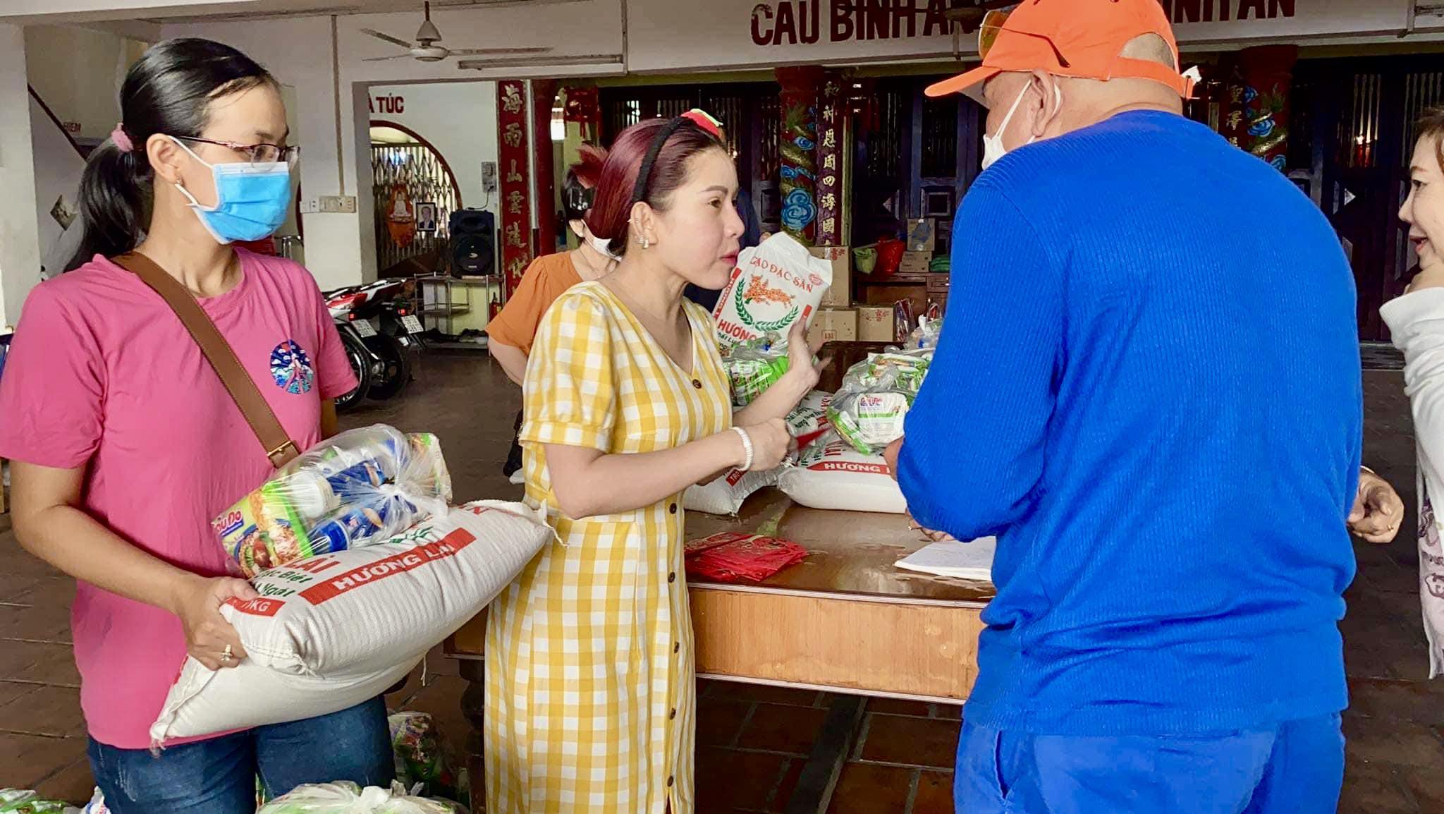 Kim Tiểu Long, Bình Tinh, Phương Hồng Thủy chăm lo người nghèo đầu xuân- Ảnh 2. Kim Tiểu Long, Bình Tinh, Phương Hồng Thủy chăm lo người nghèo đầu xuân- Ảnh 2.