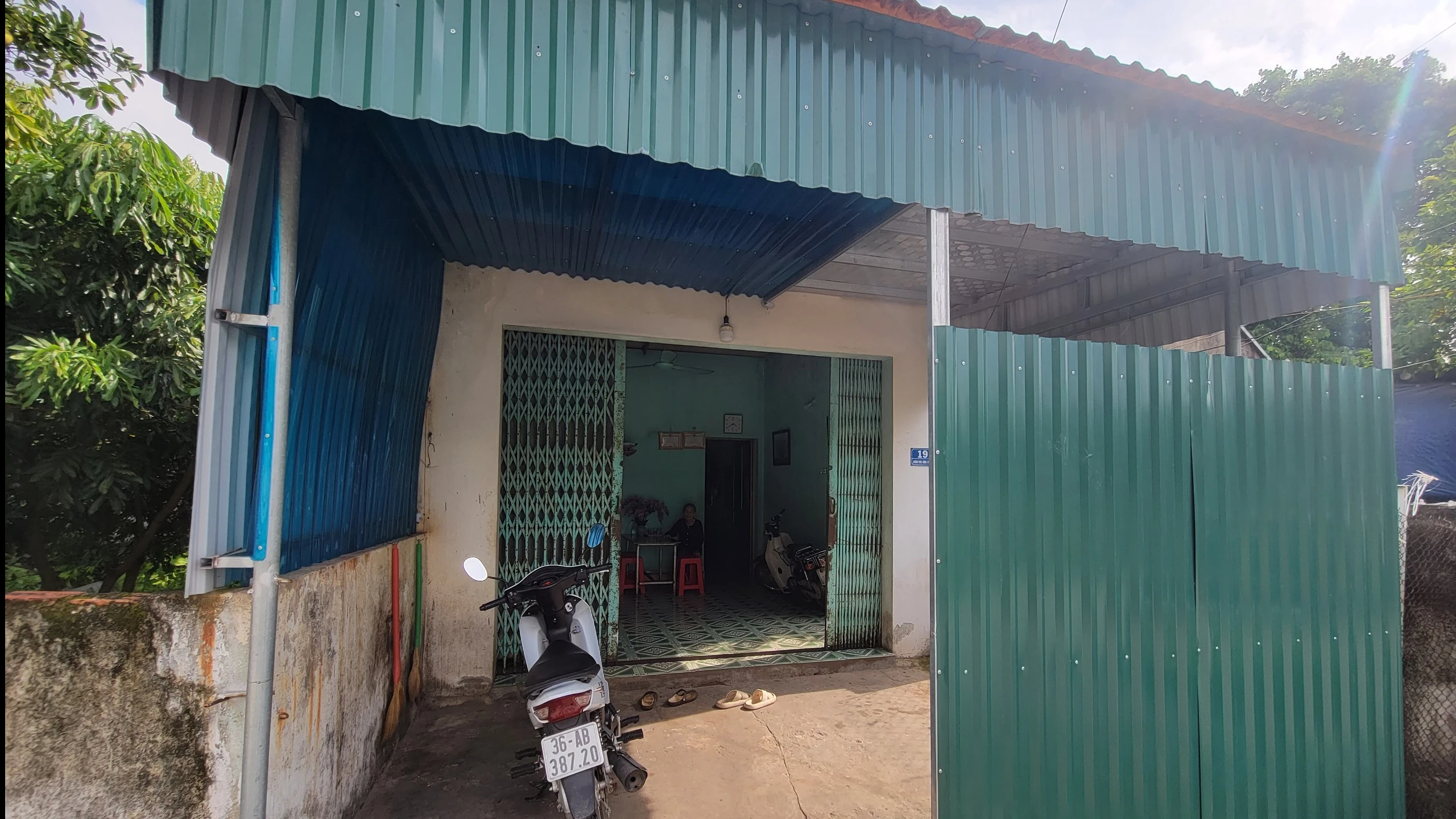 Nữ thủ khoa chọn học sư phạm, ở ký túc xá để mẹ đỡ khổ- Ảnh 2. Nữ thủ khoa chọn học sư phạm, ở ký túc xá để mẹ đỡ khổ- Ảnh 2.