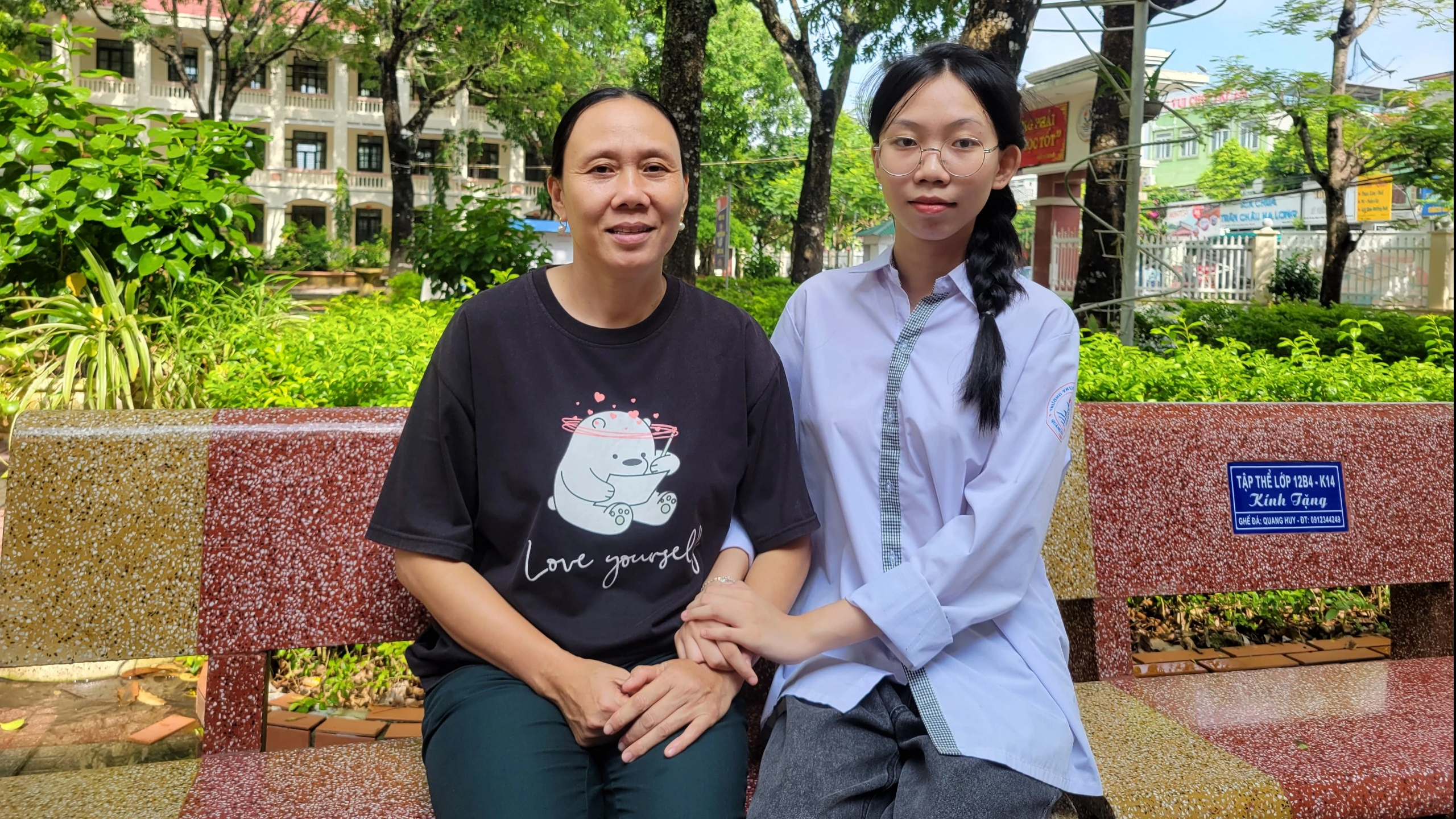 Nữ thủ khoa chọn học sư phạm, ở ký túc xá để mẹ đỡ khổ- Ảnh 3. Nữ thủ khoa chọn học sư phạm, ở ký túc xá để mẹ đỡ khổ- Ảnh 3.