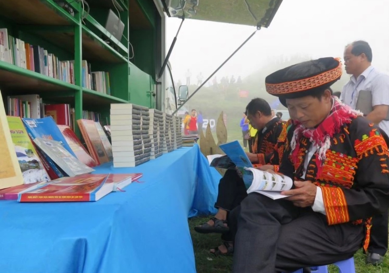 Phòng Văn hóa-Thông tin huyện Lộc Bình đưa sách, báo đến phục vụ bà con dân tộc ở các xã trong huyện giúp đồng bào nâng cao nhận thức, trình độ dân trí, hiểu biết về pháp luật Phòng Văn hóa-Thông tin huyện Lộc Bình đưa sách, báo đến phục vụ bà con dân tộc ở các xã trong huyện giúp đồng bào nâng cao nhận thức, trình độ dân trí, hiểu biết về pháp luật