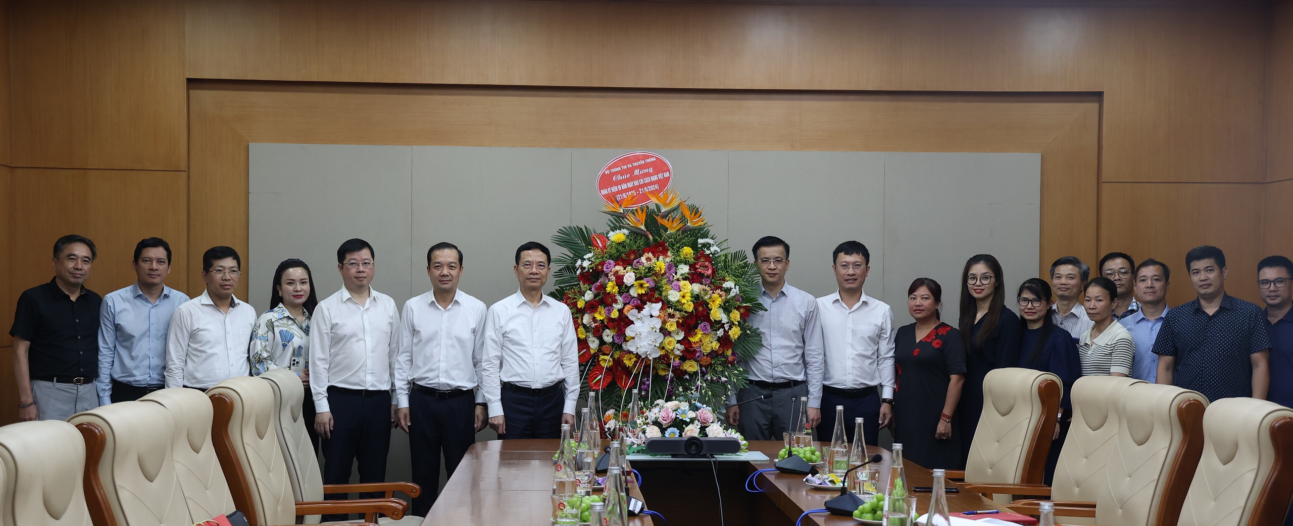 Bộ trưởng Nguyễn Mạnh Hùng thăm và chúc mừng một số cơ quan báo chí- Ảnh 6. Bộ trưởng Nguyễn Mạnh Hùng thăm và chúc mừng một số cơ quan báo chí- Ảnh 6.