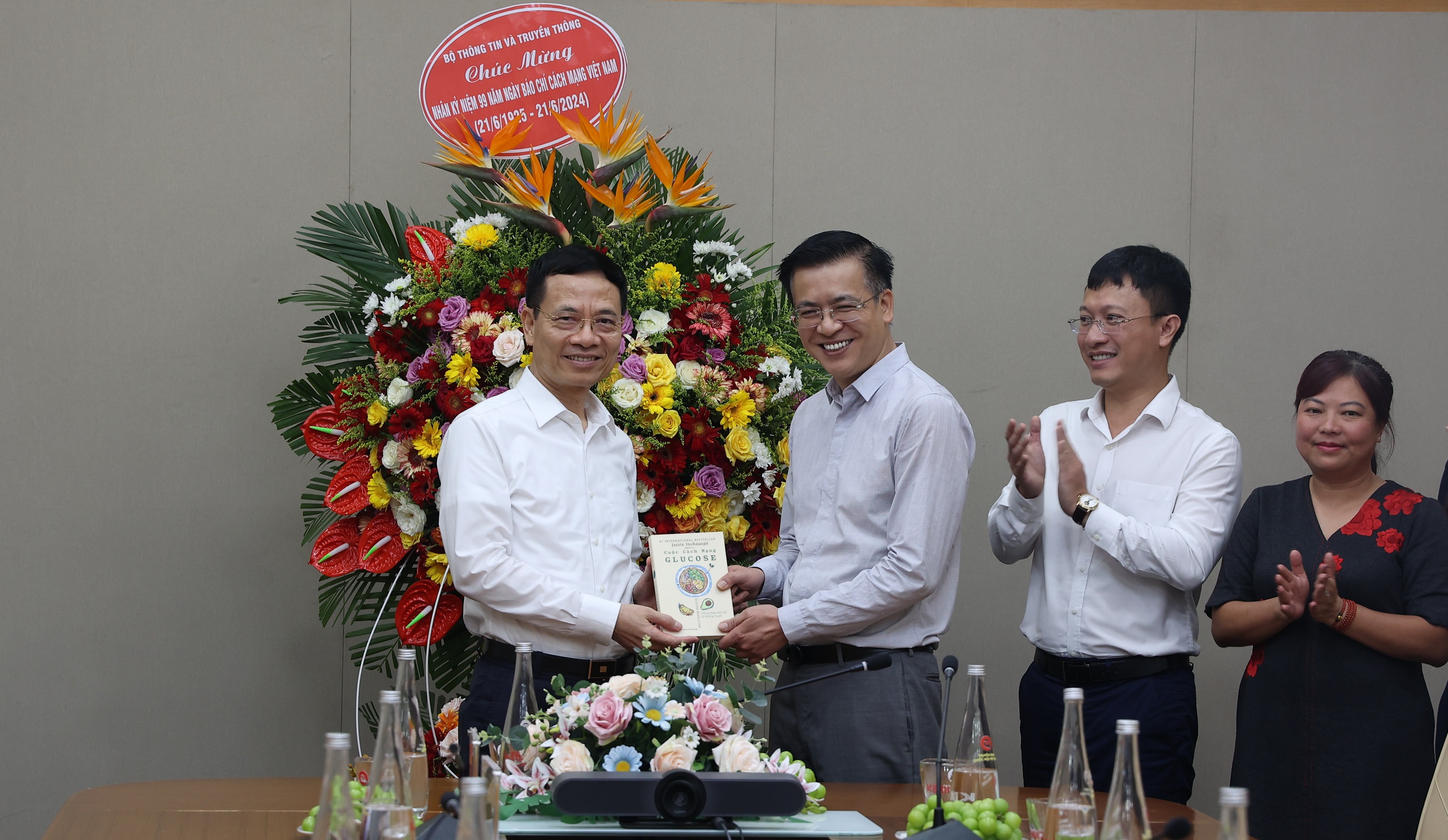 Bộ trưởng Nguyễn Mạnh Hùng thăm và chúc mừng một số cơ quan báo chí- Ảnh 7. Bộ trưởng Nguyễn Mạnh Hùng thăm và chúc mừng một số cơ quan báo chí- Ảnh 7.