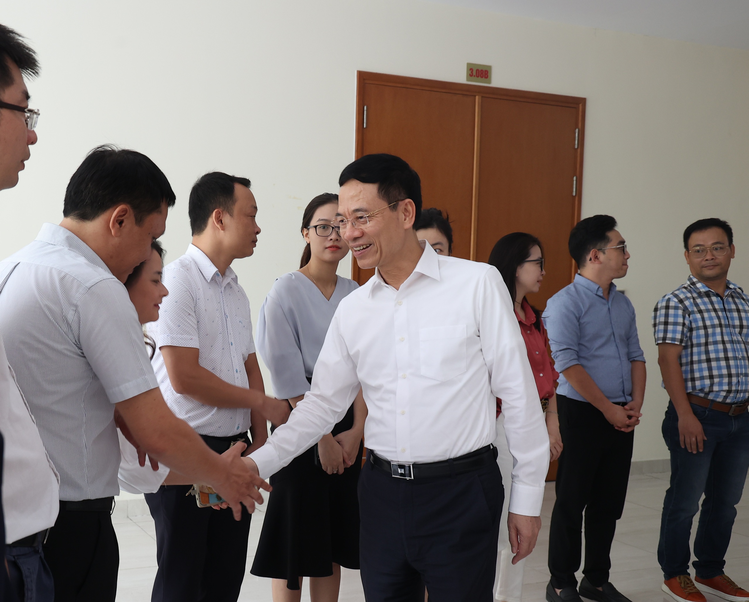 Bộ trưởng Nguyễn Mạnh Hùng thăm và chúc mừng một số cơ quan báo chí- Ảnh 8. Bộ trưởng Nguyễn Mạnh Hùng thăm hỏi, động viên các phóng viên, biên tập viên Truyền hình Quốc hội Việt Nam