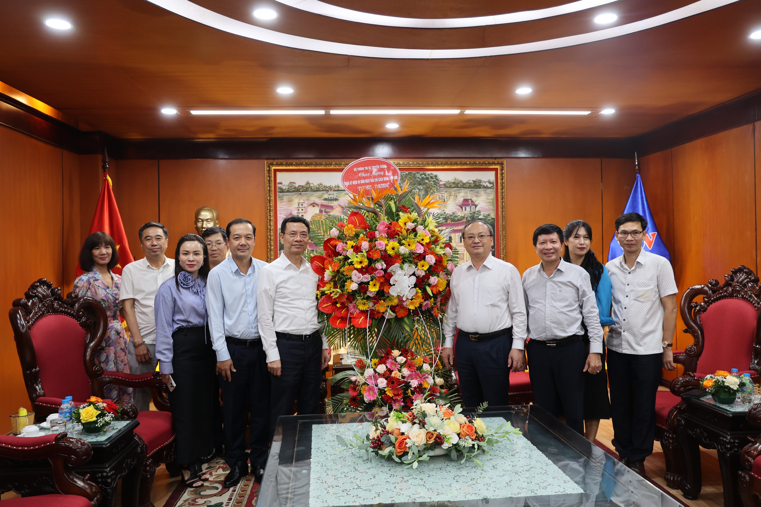 Bộ trưởng Nguyễn Mạnh Hùng thăm và chúc mừng một số cơ quan báo chí- Ảnh 10. Bộ trưởng Nguyễn Mạnh Hùng thăm và chúc mừng một số cơ quan báo chí- Ảnh 10.