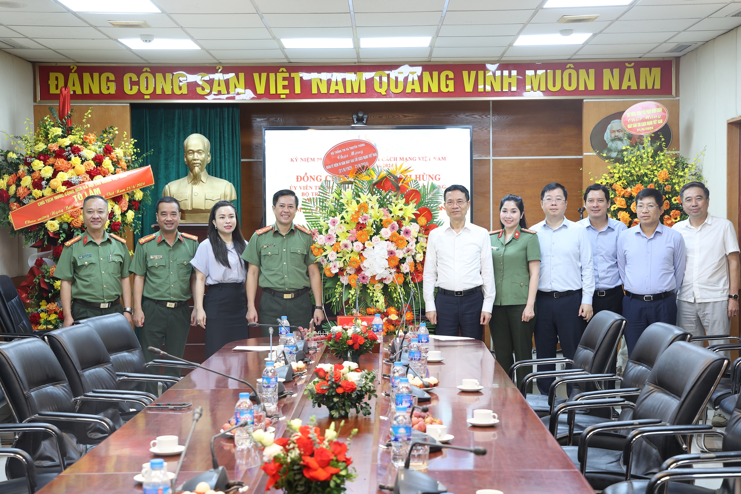 Bộ trưởng Nguyễn Mạnh Hùng thăm và chúc mừng một số cơ quan báo chí- Ảnh 13. Bộ trưởng Nguyễn Mạnh Hùng thăm và chúc mừng một số cơ quan báo chí- Ảnh 13.