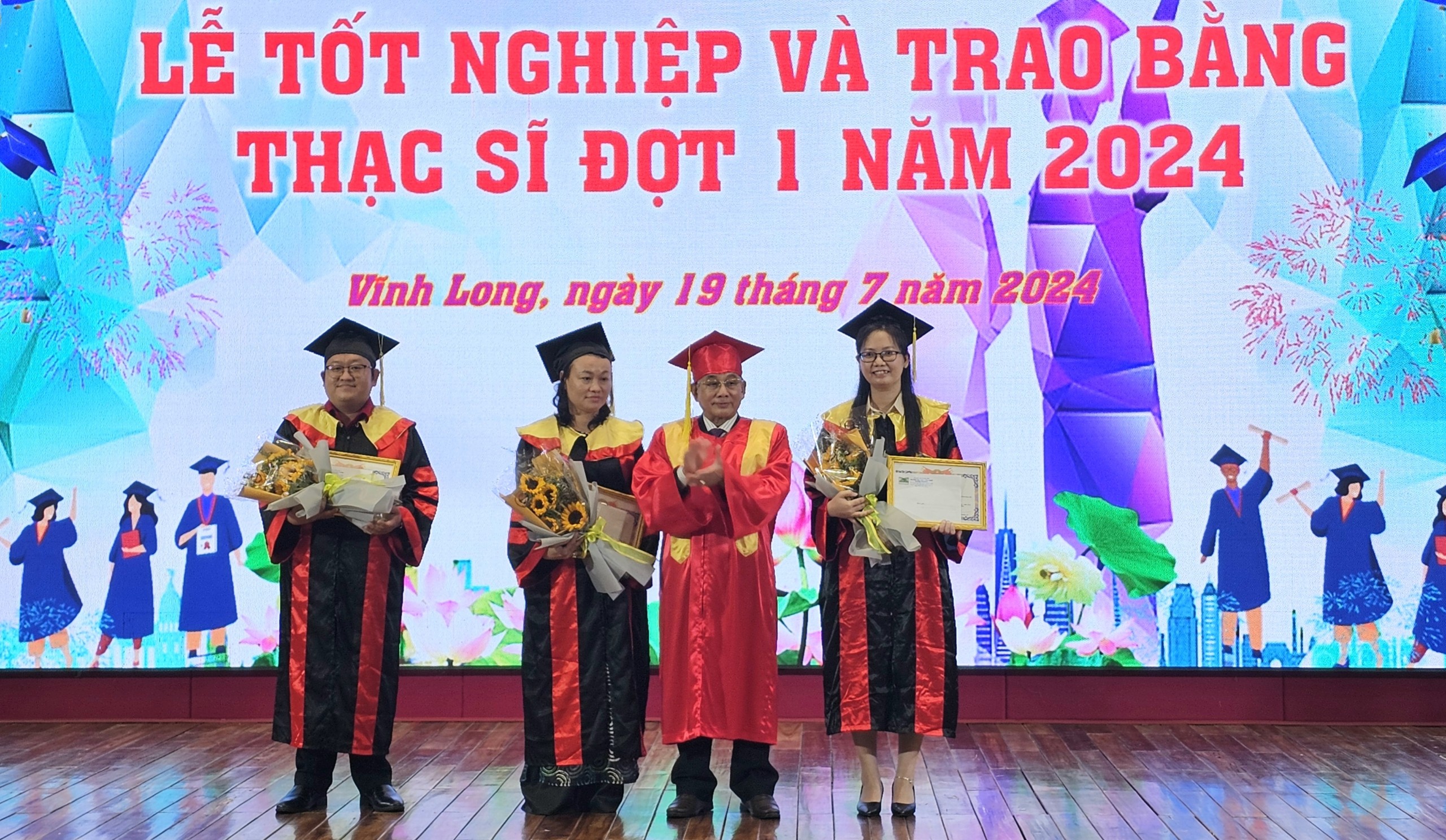 Trường ĐH Cửu Long trao bằng tốt nghiệp cho 73 tân thạc sĩ- Ảnh 2. Trường ĐH Cửu Long trao bằng tốt nghiệp cho 73 tân thạc sĩ- Ảnh 2.