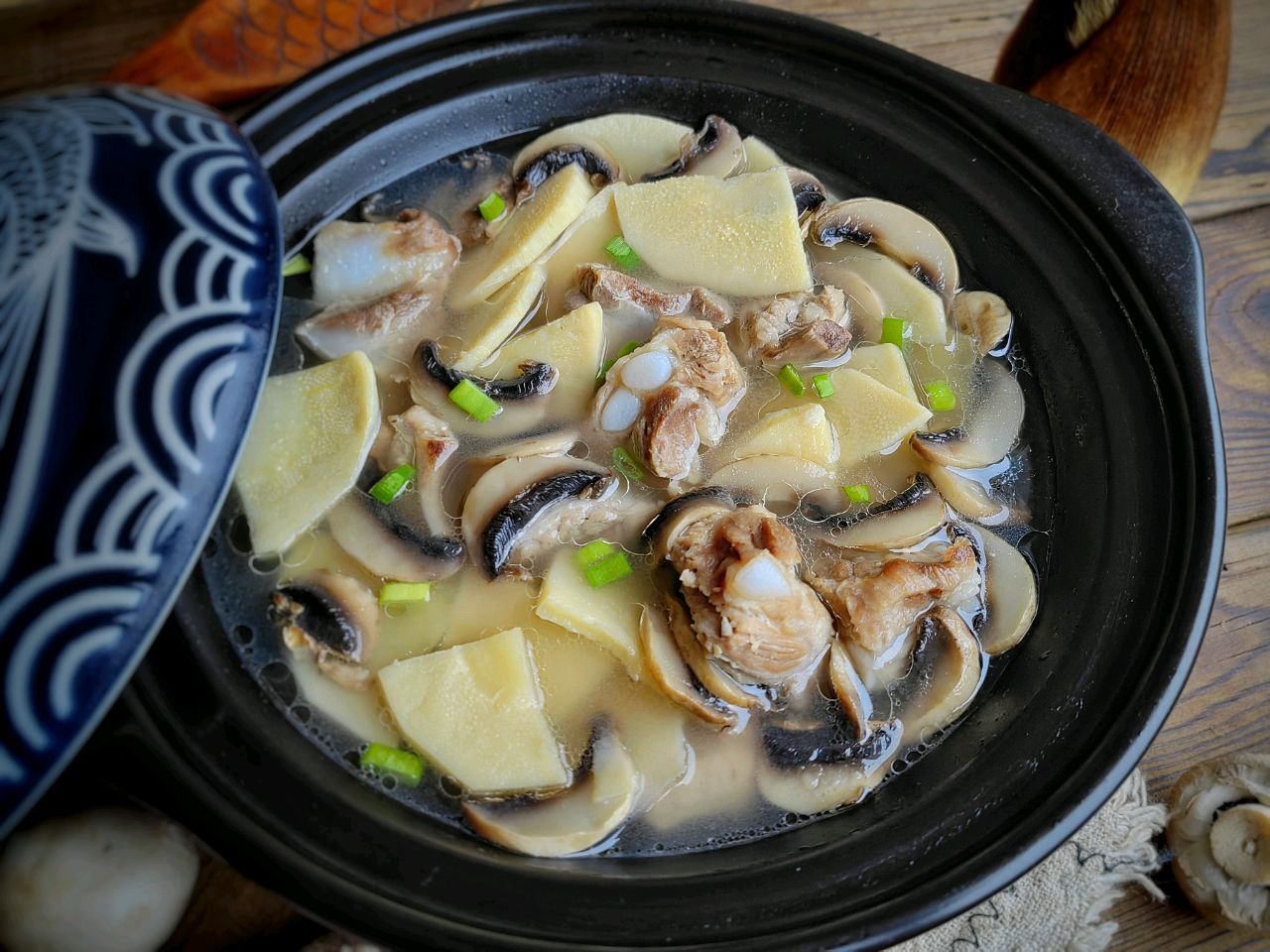 Canh sườn nấu măng nấm - món ngon cho bữa cơm ngày hè - Ảnh 9. Canh sườn nấu măng nấm - món ngon cho bữa cơm ngày hè - Ảnh 9.
