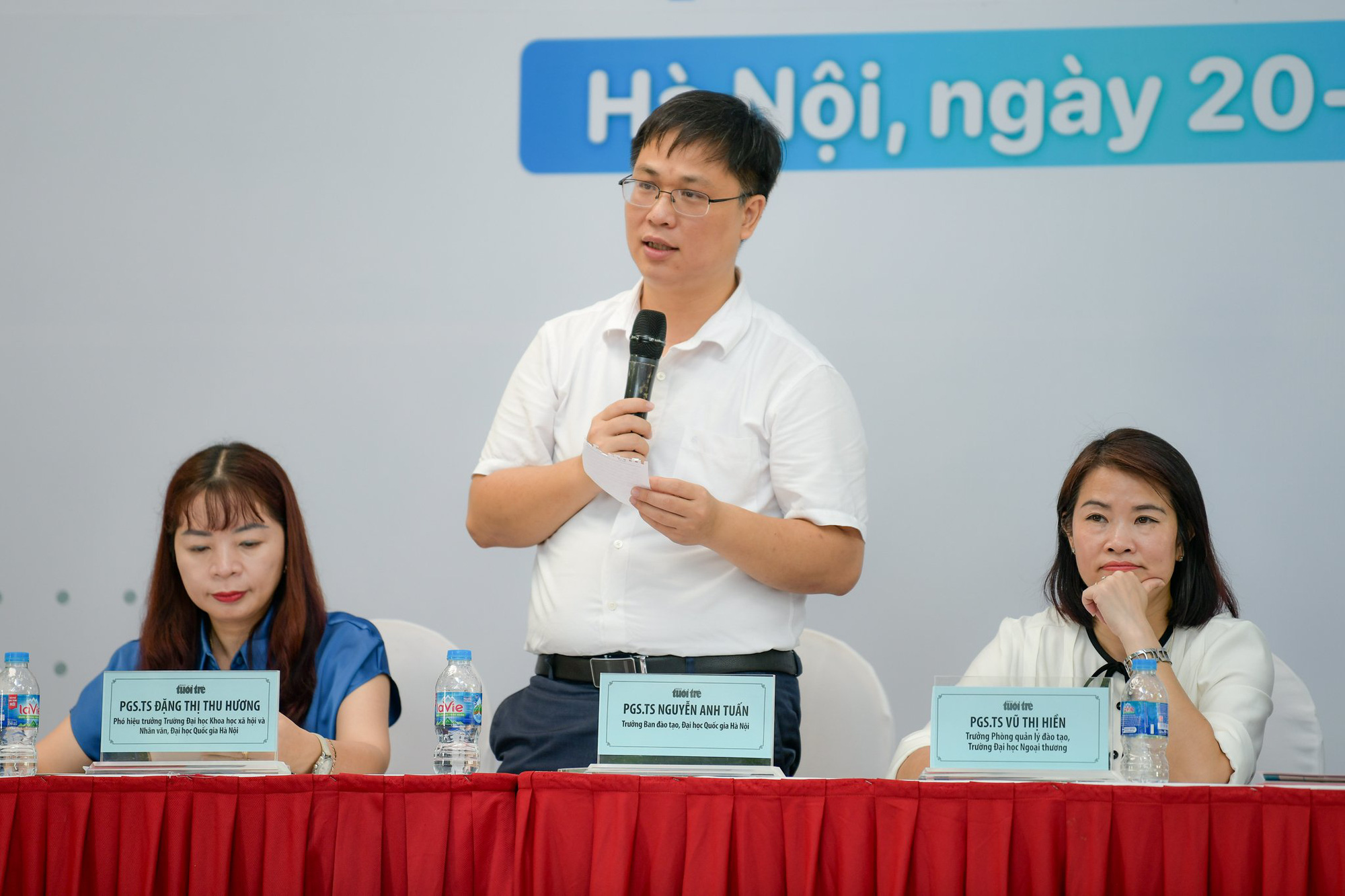 Đăng ký xét tuyển đại học: Nguyện vọng 1 có được ưu tiên?- Ảnh 2. Thầy cô trong ban tư vấn đang giải đáp thắc mắc của thí sinh, phụ huynh - Ảnh: NAM TRẦN