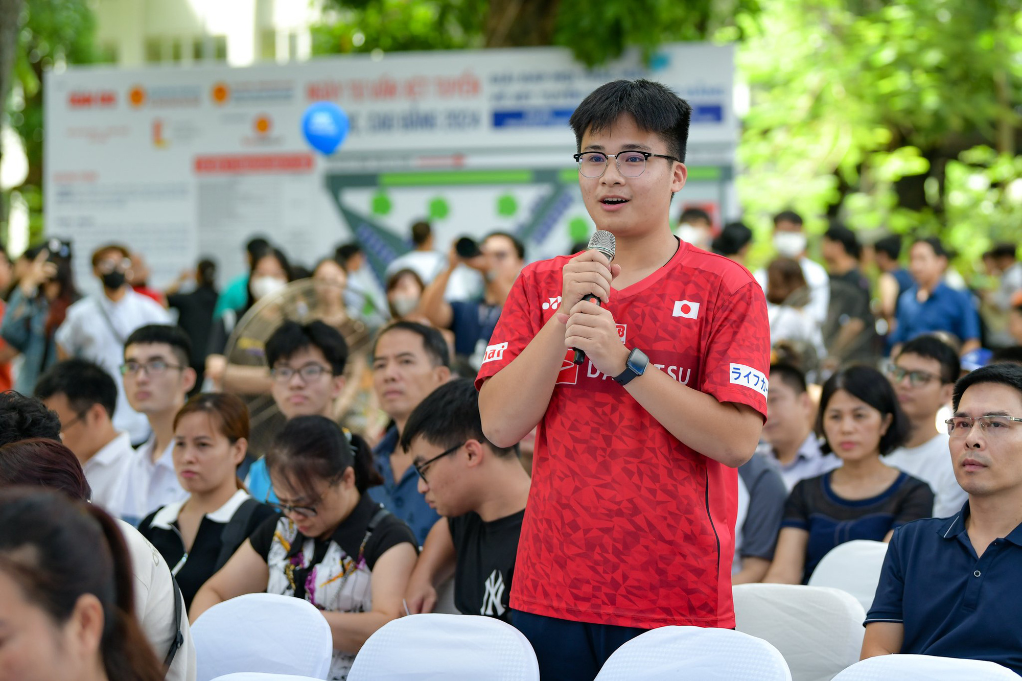 Đăng ký xét tuyển đại học: Nguyện vọng 1 có được ưu tiên?- Ảnh 3. Thí sinh nêu thắc mắc với ban tư vấn - Ảnh: NAM TRẦN