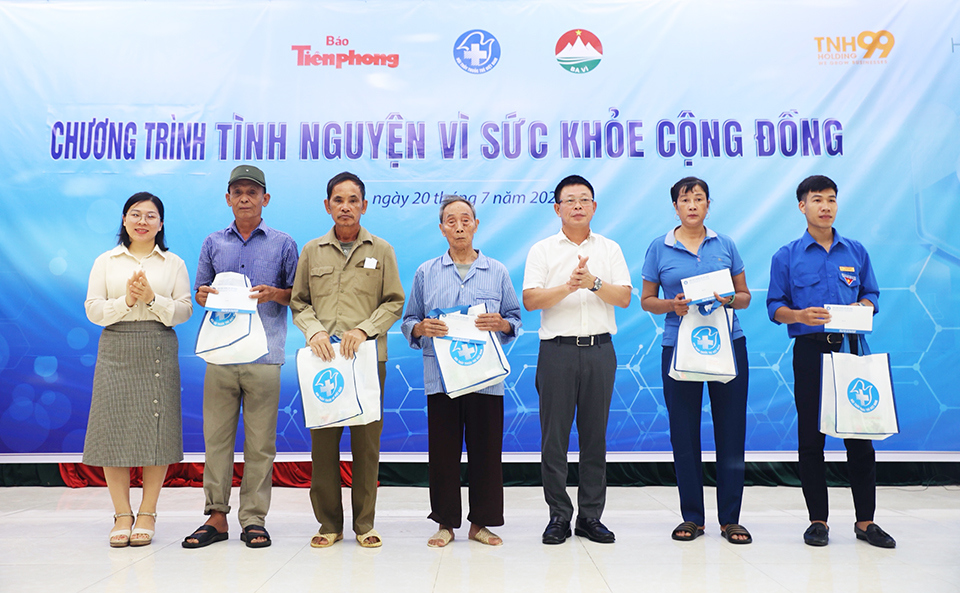Ban Tổ chức chương trình dành tặng 5 suất quà cho các gia đình có hoàn cảnh khó khăn trên địa bàn xã Minh Châu.