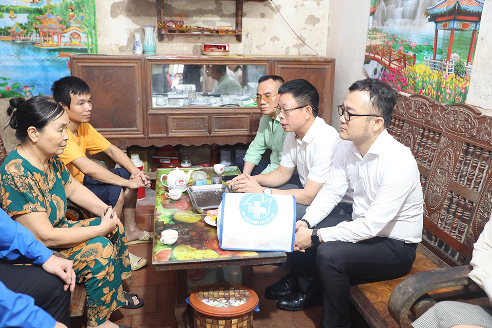 Ngoài ra, Ban Tổ chức tới thăm gia đình cựu chiến binh Nguyễn Duy Sơn, là gia đình tiêu biểu tại địa phương.
