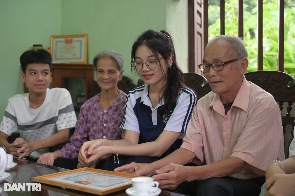 Nữ sinh đạt điểm 10 môn văn viết kín 12 trang giấy, run khi tra điểm - 3 Nữ sinh đạt điểm 10 môn văn viết kín 12 trang giấy, run khi tra điểm - 3