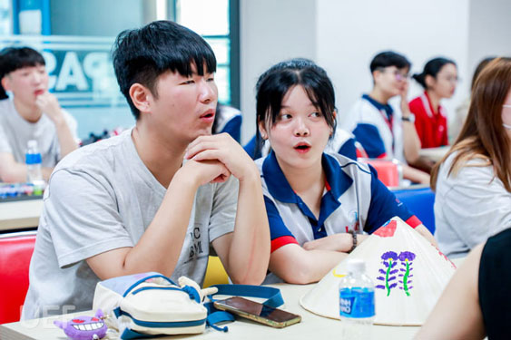 Công việc dịch thuật giúp Gia Mẫn (phải) củng cố khả năng ngoại ngữ Công việc dịch thuật giúp Gia Mẫn (phải) củng cố khả năng ngoại ngữ