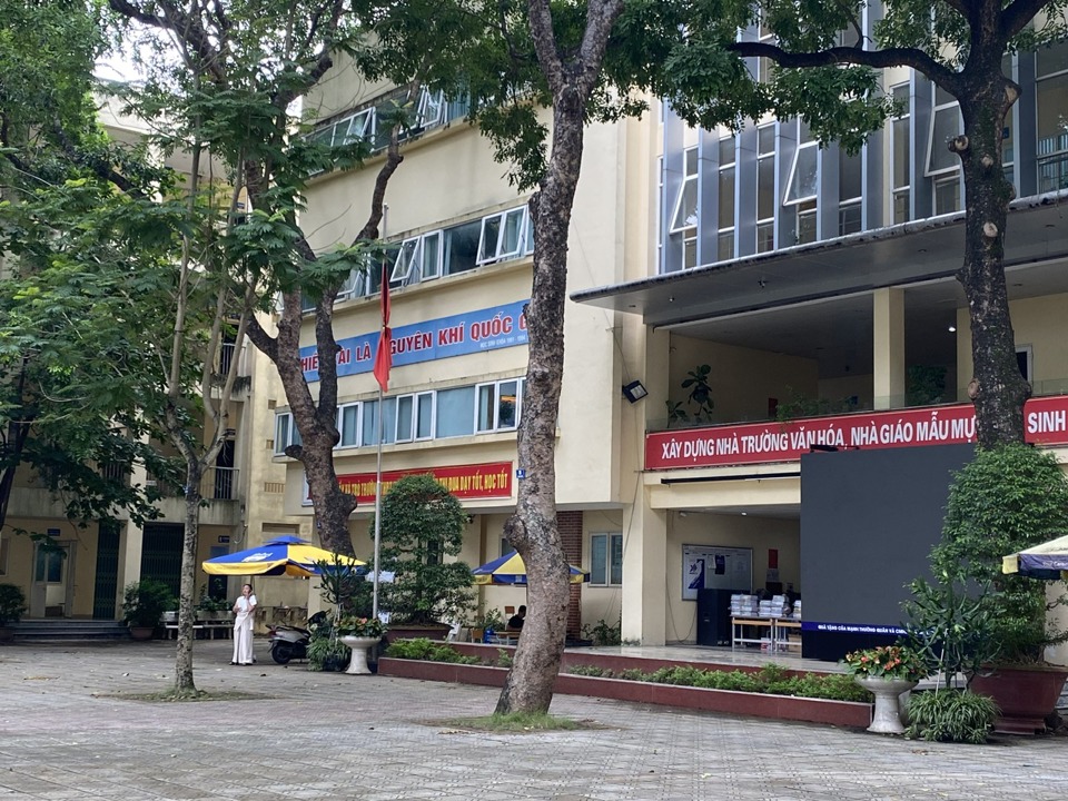 Những ngày qua Trường THPT Nguyễn Gia Thiều treo cờ rủ để tưởng nhớ Tổng Bí thư Nguyễn Phú Trọng, cựu học sịnh của nhà trường.