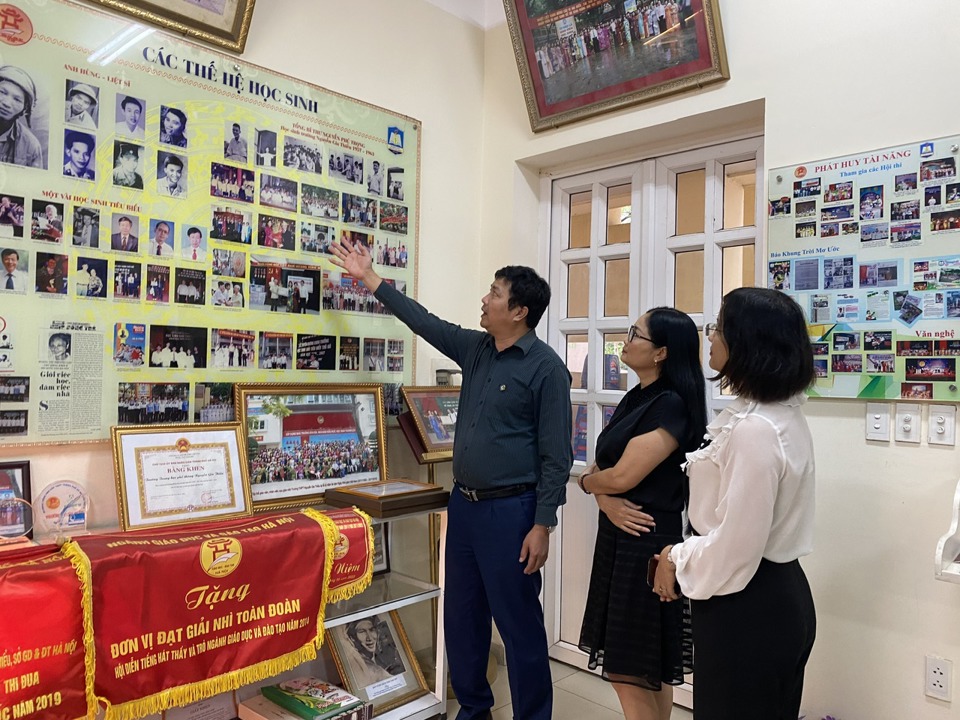 Thầy giáo Lê Trung Kiên, Hiệu trưởng Trường THPT Nguyễn Gia Thiều giới thiệu những kỷ vật của Tổng Bí thư Nguyễn Phú Trọng tại phòng Truyền thống của nhà trường
