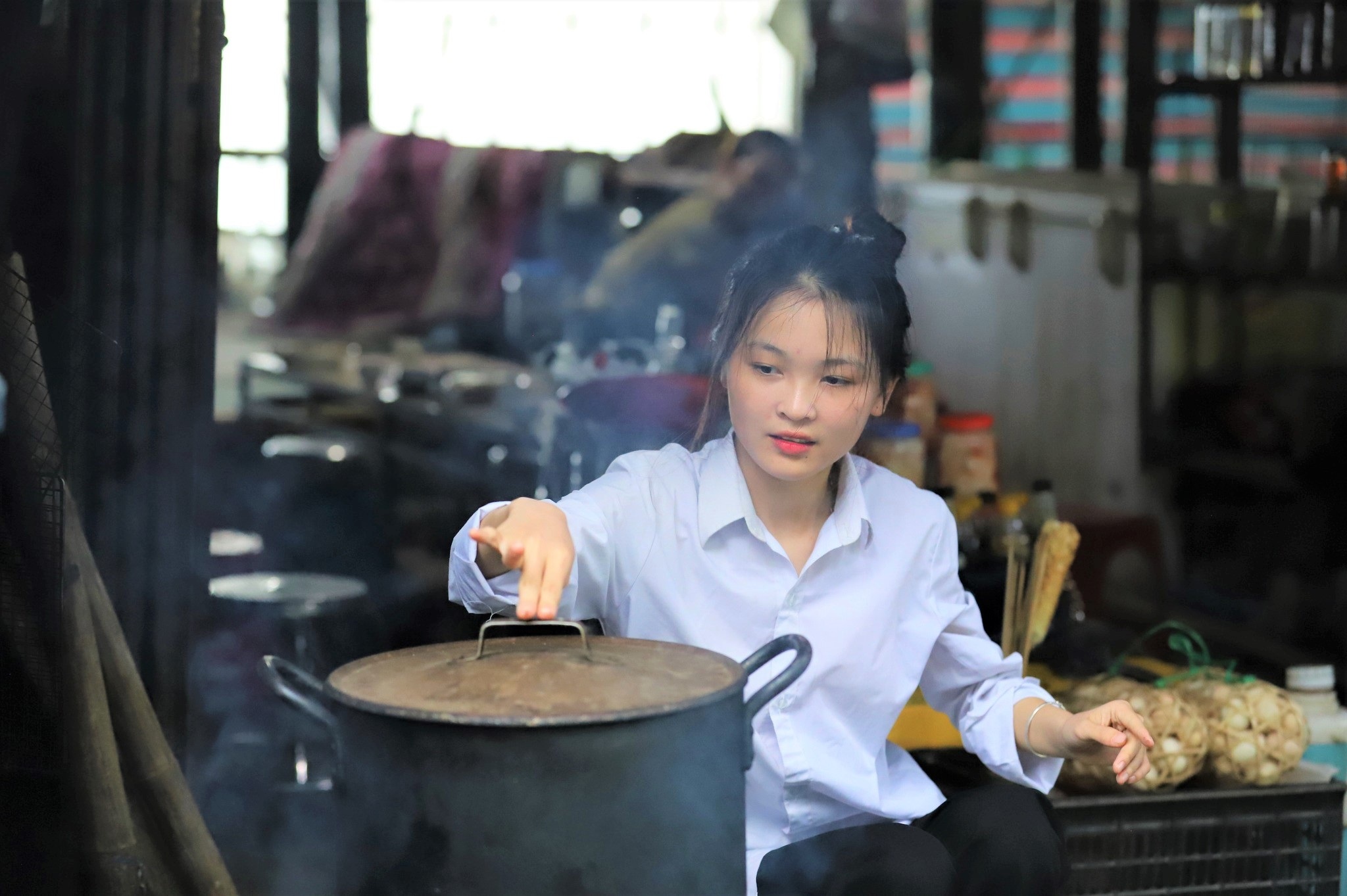 Nữ sinh bán khoai, cơm lam trên đỉnh đèo đạt 3 điểm 10 tốt nghiệp - 3 Nữ sinh bán khoai, cơm lam trên đỉnh đèo đạt 3 điểm 10 tốt nghiệp - 3
