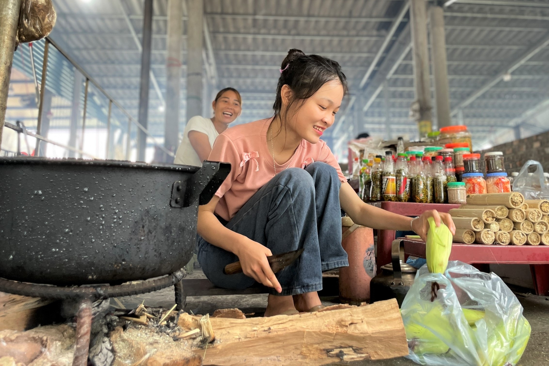 Nữ sinh bán khoai, cơm lam trên đỉnh đèo đạt 3 điểm 10 tốt nghiệp - 2 Nữ sinh bán khoai, cơm lam trên đỉnh đèo đạt 3 điểm 10 tốt nghiệp - 2