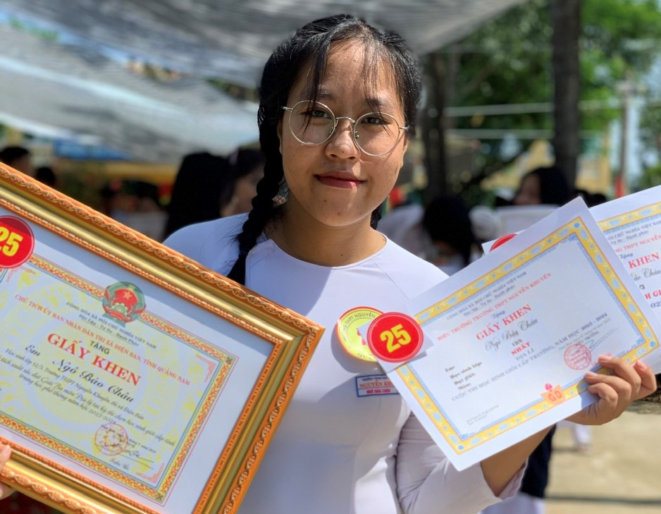Nữ thủ khoa Ngô Bảo Châu 'học thêm phần của người em song sinh'- Ảnh 2. Nữ thủ khoa Ngô Bảo Châu 'học thêm phần của người em song sinh'- Ảnh 2.