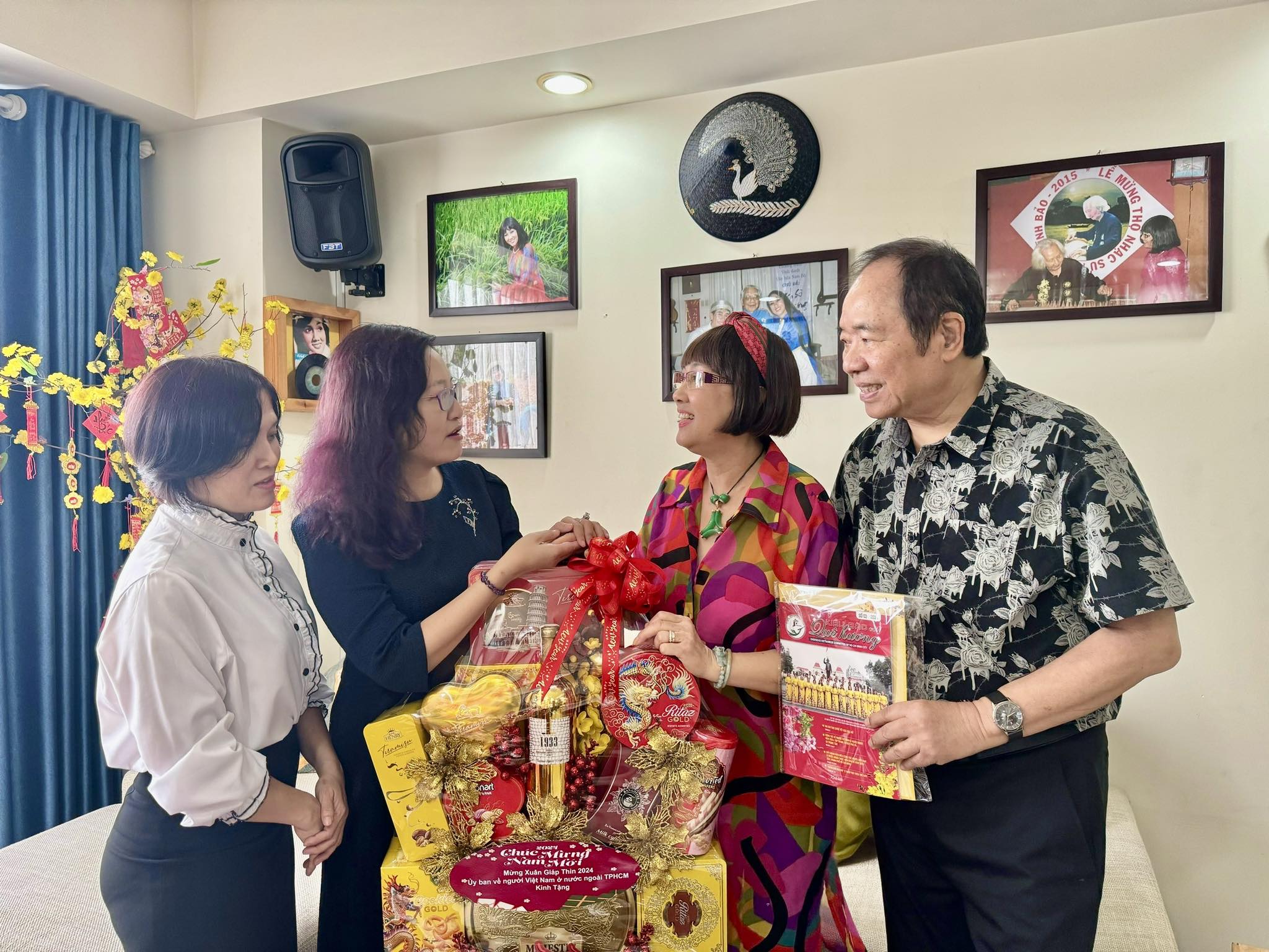 NSƯT Phương Hồng Thủy, Hà Mỹ Xuân xúc động nhận quà Tết của Ủy ban về người Việt Nam ở nước ngoài- Ảnh 3. NSƯT Phương Hồng Thủy, Hà Mỹ Xuân xúc động nhận quà Tết của Ủy ban về người Việt Nam ở nước ngoài- Ảnh 3.