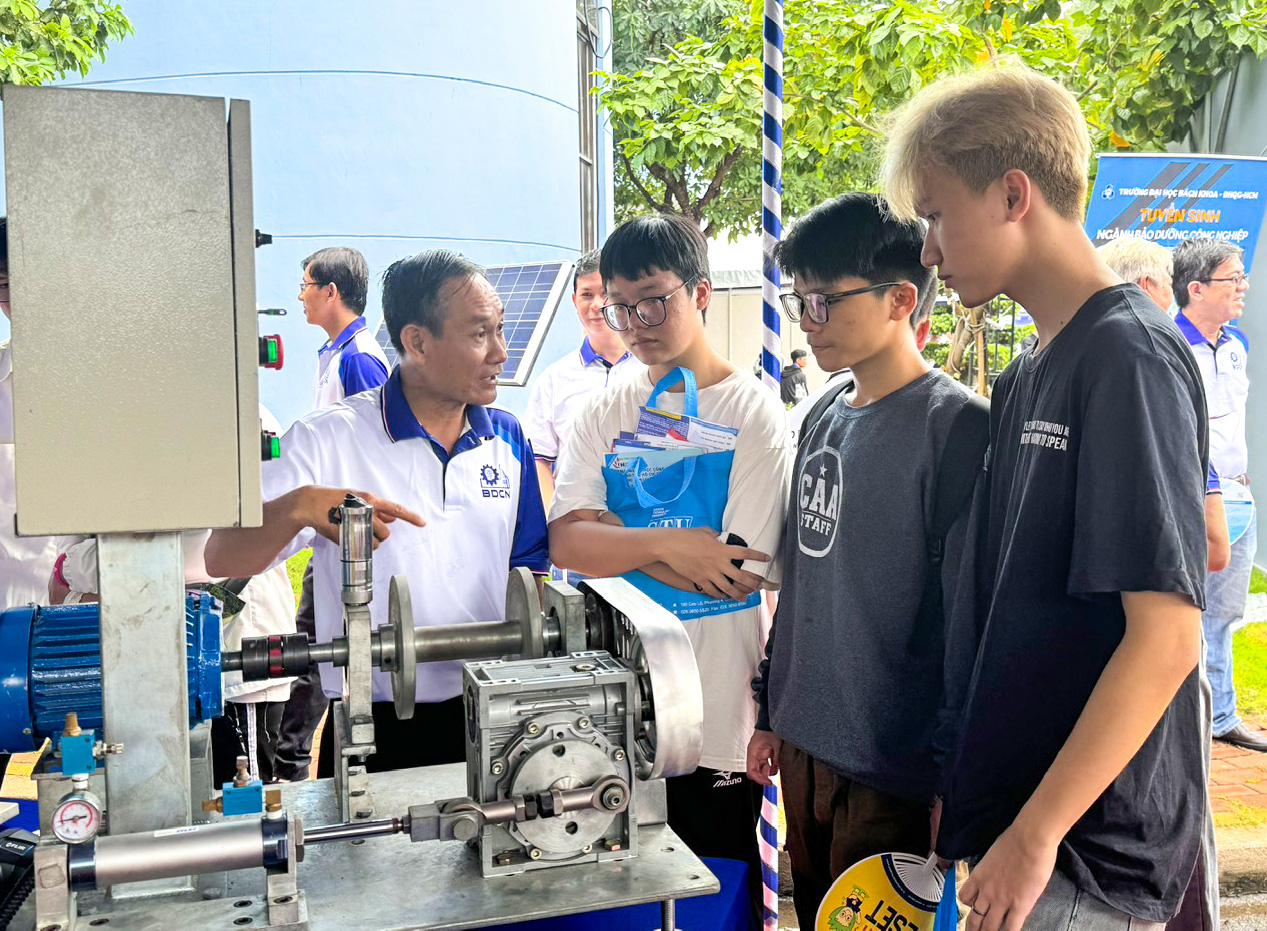 Thầy Lê Hoàng Thiện giới thiệu các bạn học sinh cách hoạt động của máy đo rung động tại gian tư vấn của Trường Đại học Bách Khoa (ĐHQG TP.HCM) - Ảnh: VÂN ANH Thầy Lê Hoàng Thiện giới thiệu các học sinh cách hoạt động của máy đo rung động tại gian tư vấn của Trường Đại học Bách Khoa (ĐHQG TP.HCM) - Ảnh: VÂN ANH