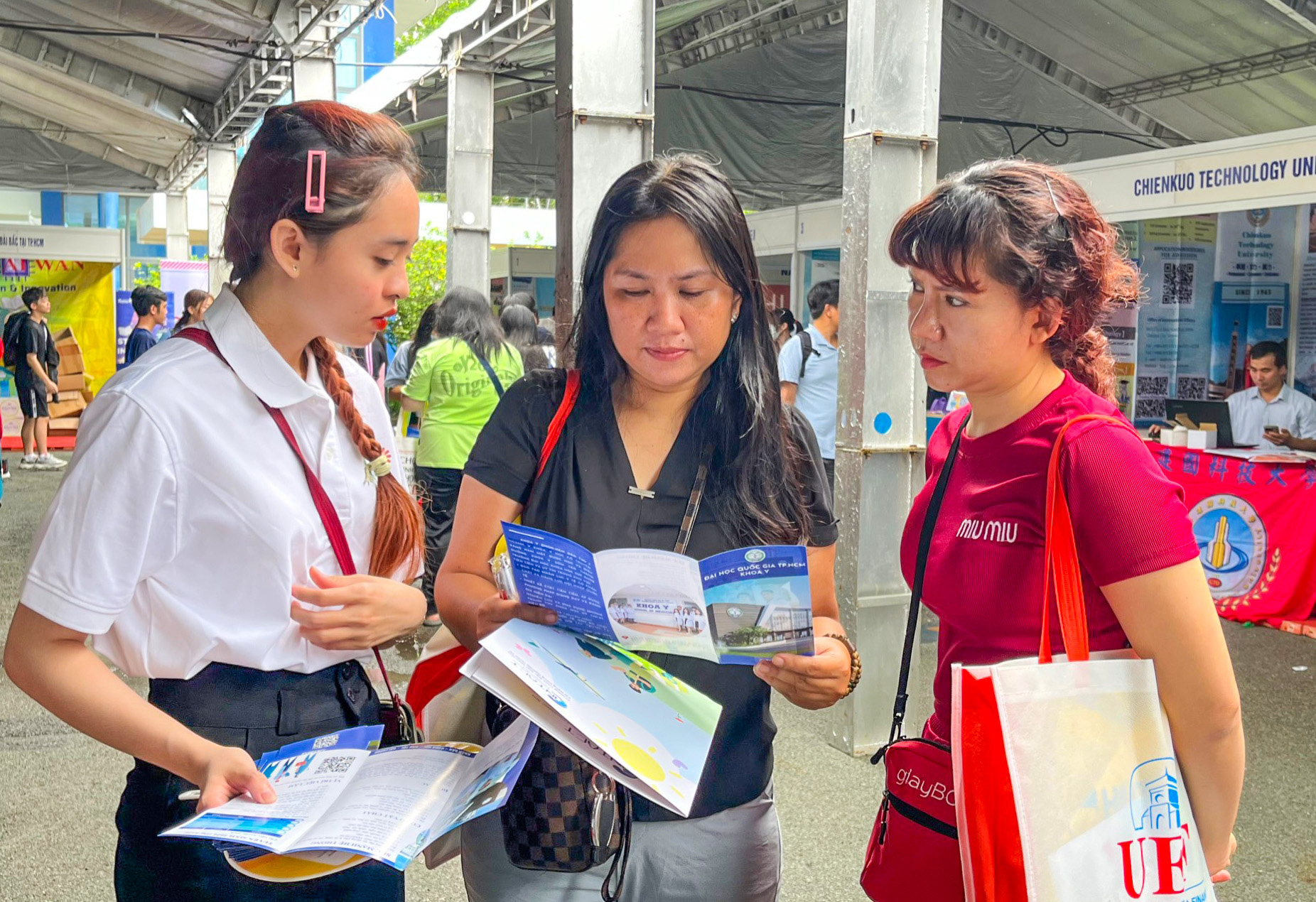 Cô Tuyến (giữa) và cô Thủy (bìa phải) được chị Lê Chung Hoa - bộ phận tuyển sinh Khoa Y tư vấn chi tiết về chỉ tiêu tuyển sinh và khối ngành xét tuyển - Ảnh: TRẦN KIM QUYÊN Cô Tuyến (giữa) và cô Thủy (bìa phải) được chị Lê Chung Hoa - bộ phận tuyển sinh Khoa Y tư vấn chi tiết về chỉ tiêu tuyển sinh và khối ngành xét tuyển - Ảnh: TRẦN KIM QUYÊN
